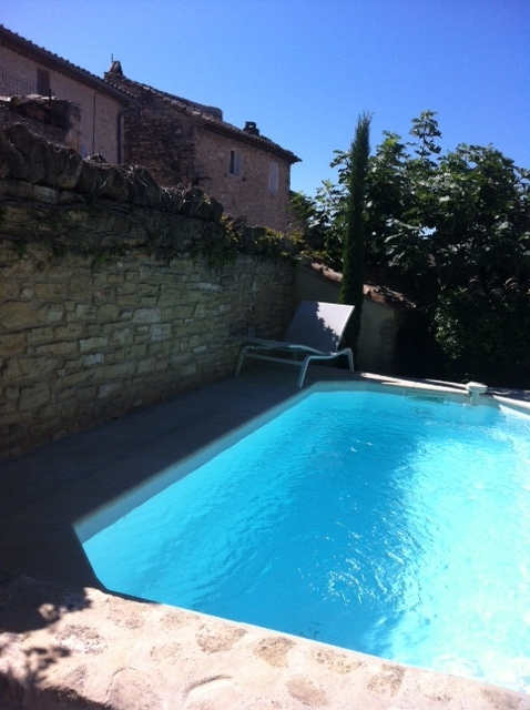 Au cœur du charmant village Provençal de Lagnes maison en pierre des années 1800   