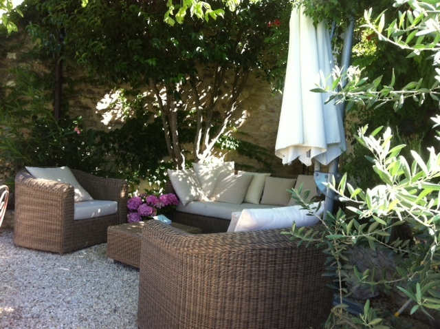 Au cœur du charmant village Provençal de Lagnes maison en pierre des années 1800   