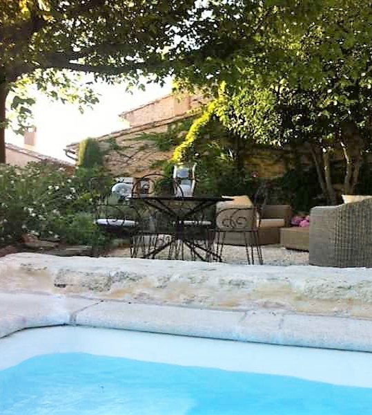 Au cœur du charmant village Provençal de Lagnes maison en pierre des années 1800   