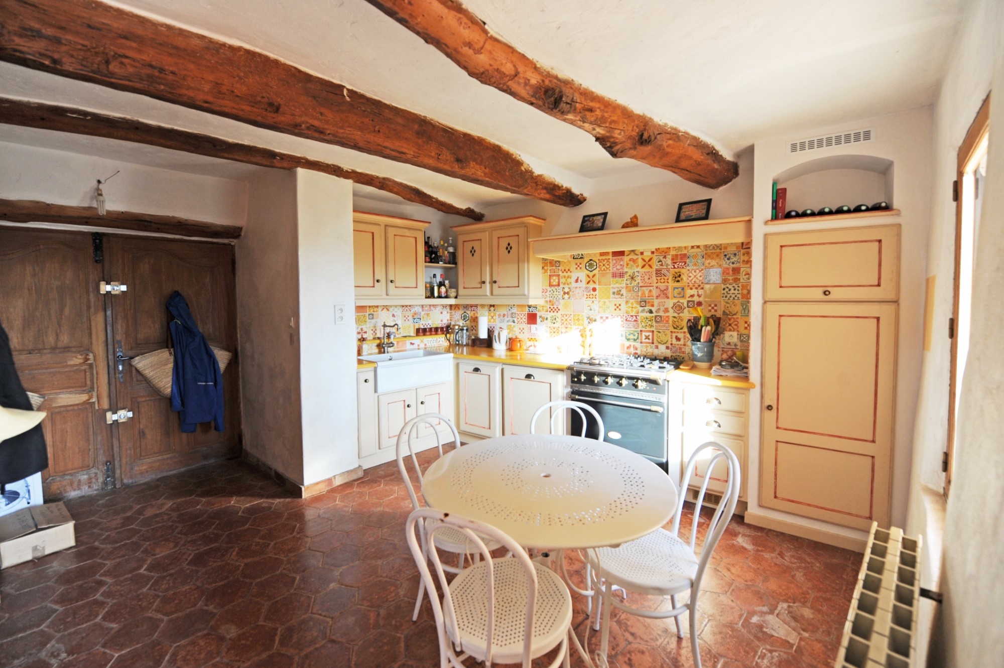 Au sommet du village de Roussillon, jolie maison avec vues dominantes   