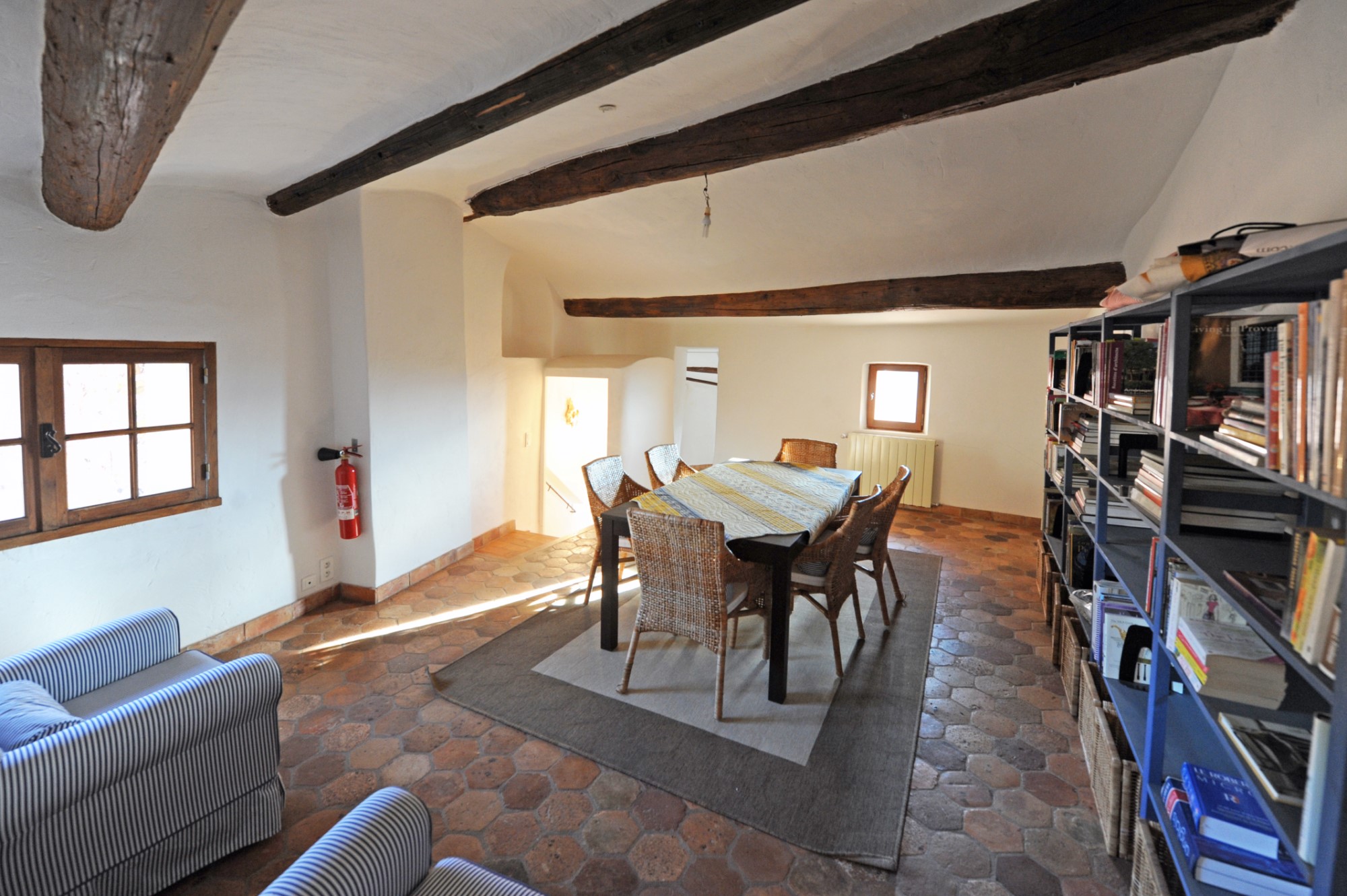Au sommet du village de Roussillon, jolie maison avec vues dominantes   