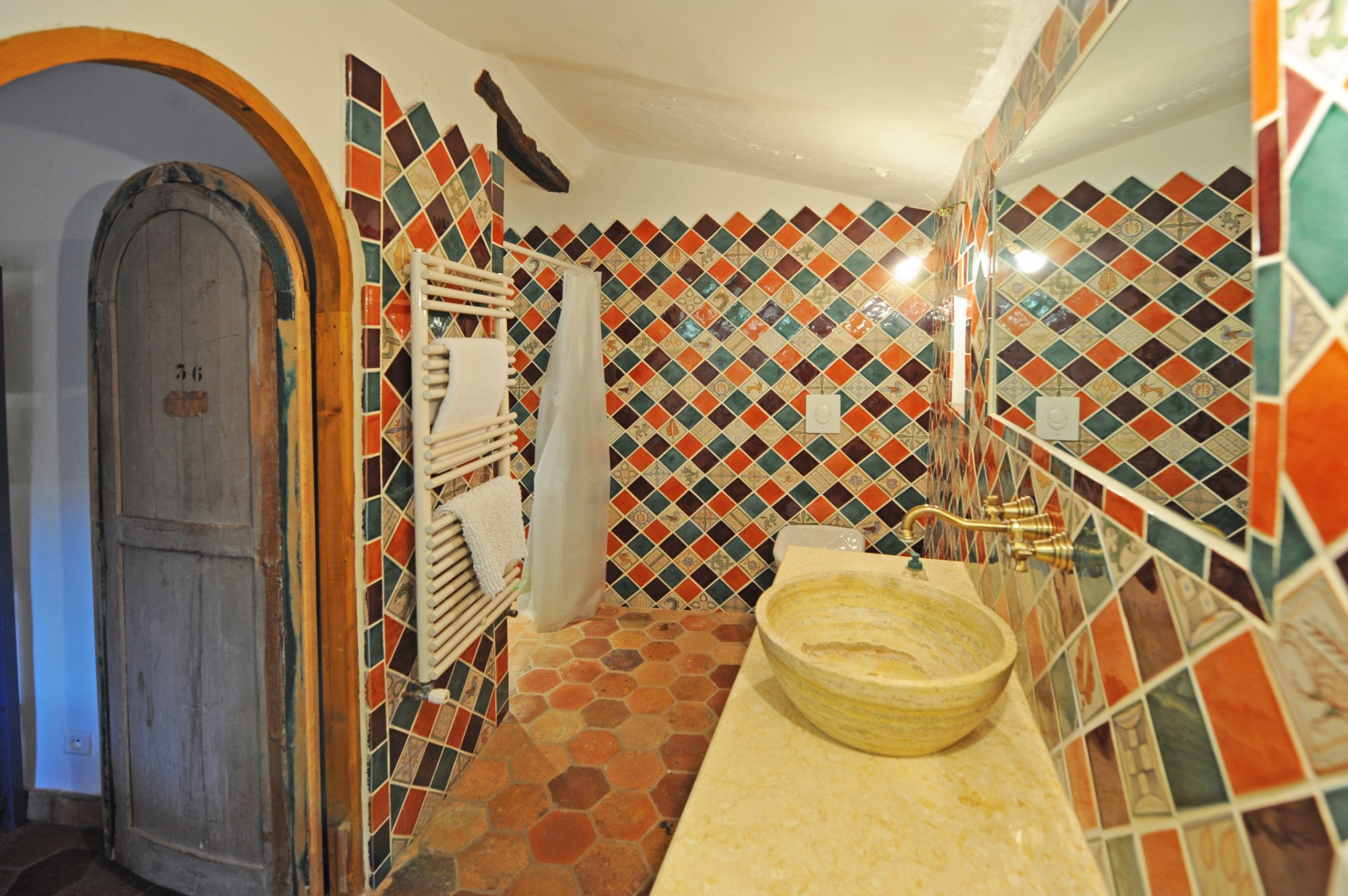 Au sommet du village de Roussillon, jolie maison avec vues dominantes   