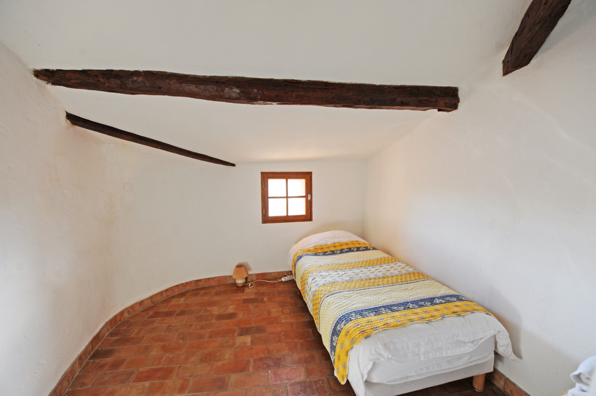 Au sommet du village de Roussillon, jolie maison avec vues dominantes   