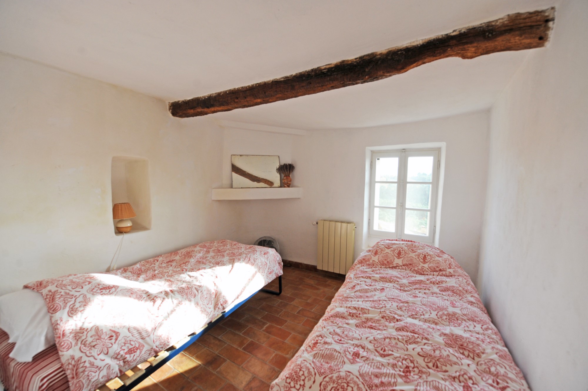 Au sommet du village de Roussillon, jolie maison avec vues dominantes   