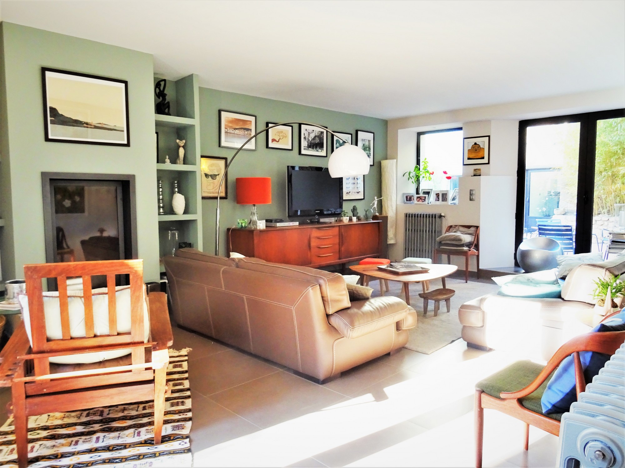 Proche CHATEAUNEUF DU PAPE, Maison de village avec piscine, terrasses et dépendance   