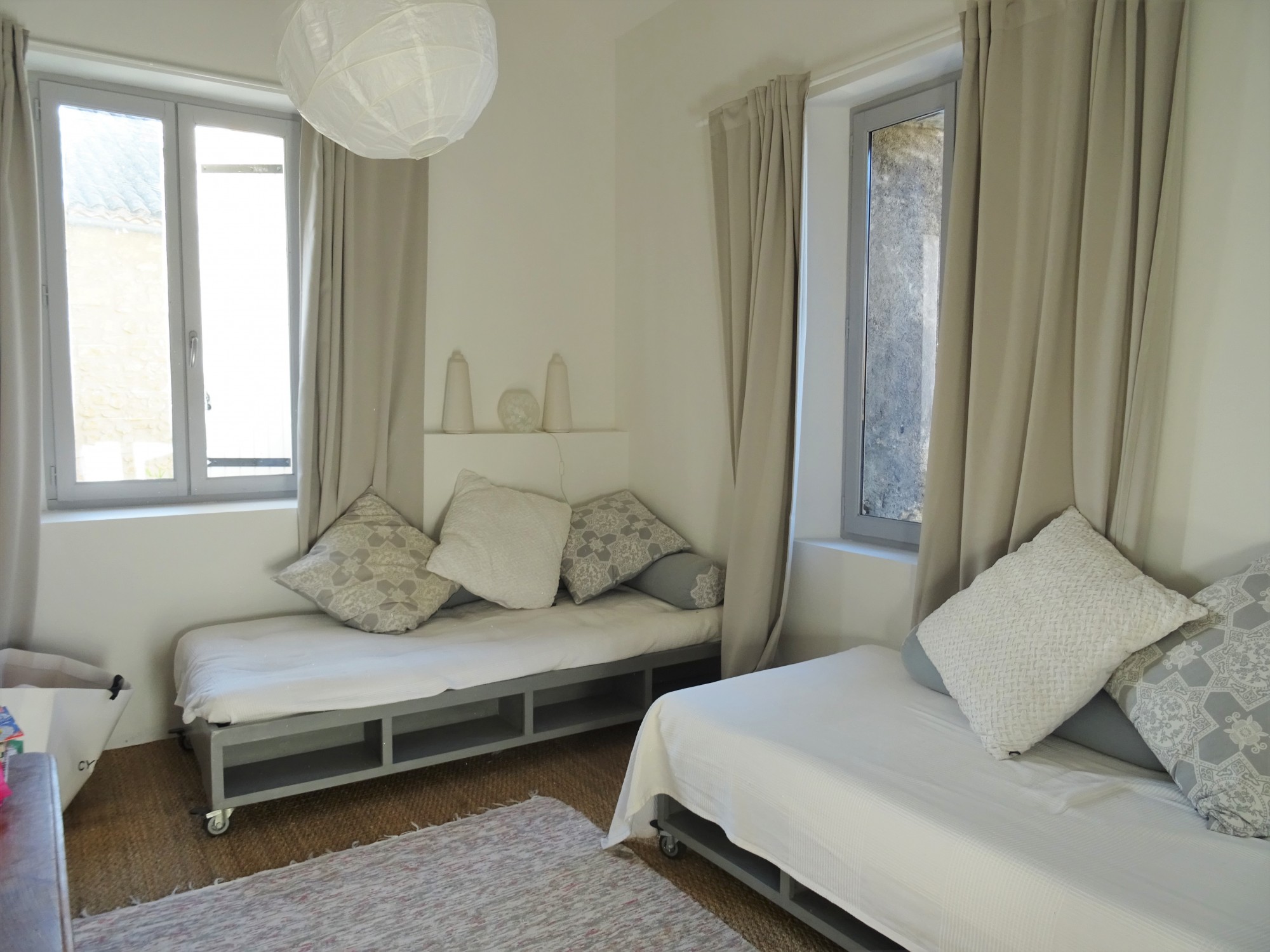 Proche CHATEAUNEUF DU PAPE, Maison de village avec piscine, terrasses et dépendance   