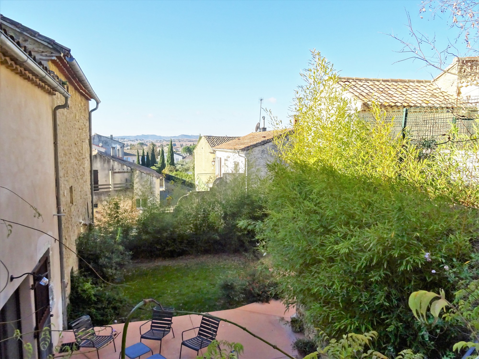Proche CHATEAUNEUF DU PAPE, Maison de village avec piscine, terrasses et dépendance   