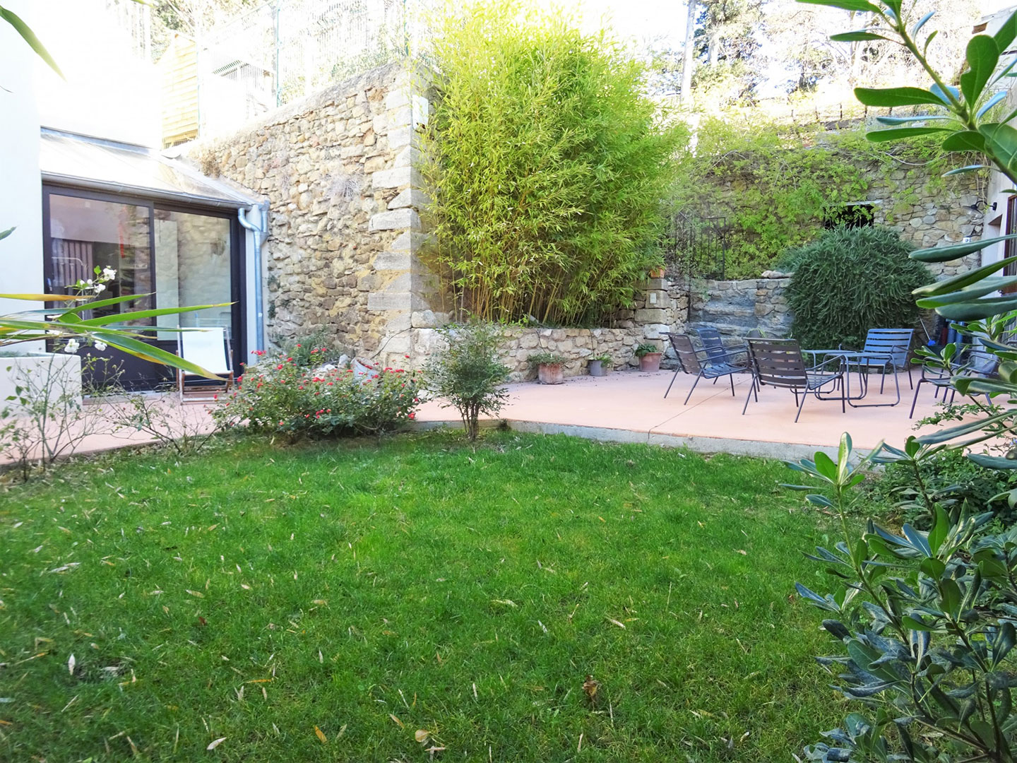 Proche CHATEAUNEUF DU PAPE, Maison de village avec piscine, terrasses et dépendance   