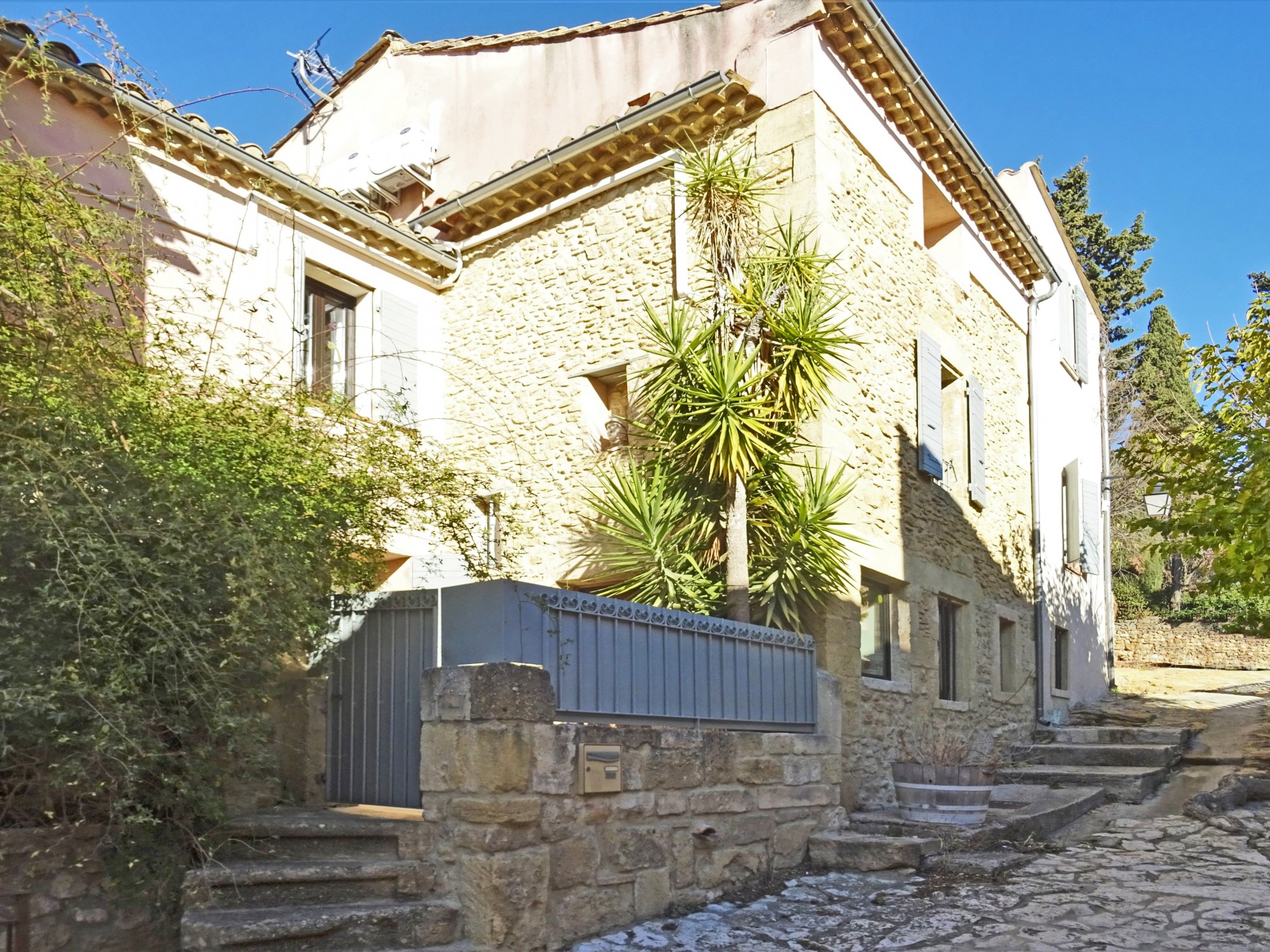 Proche CHATEAUNEUF DU PAPE, Maison de village avec piscine, terrasses et dépendance   