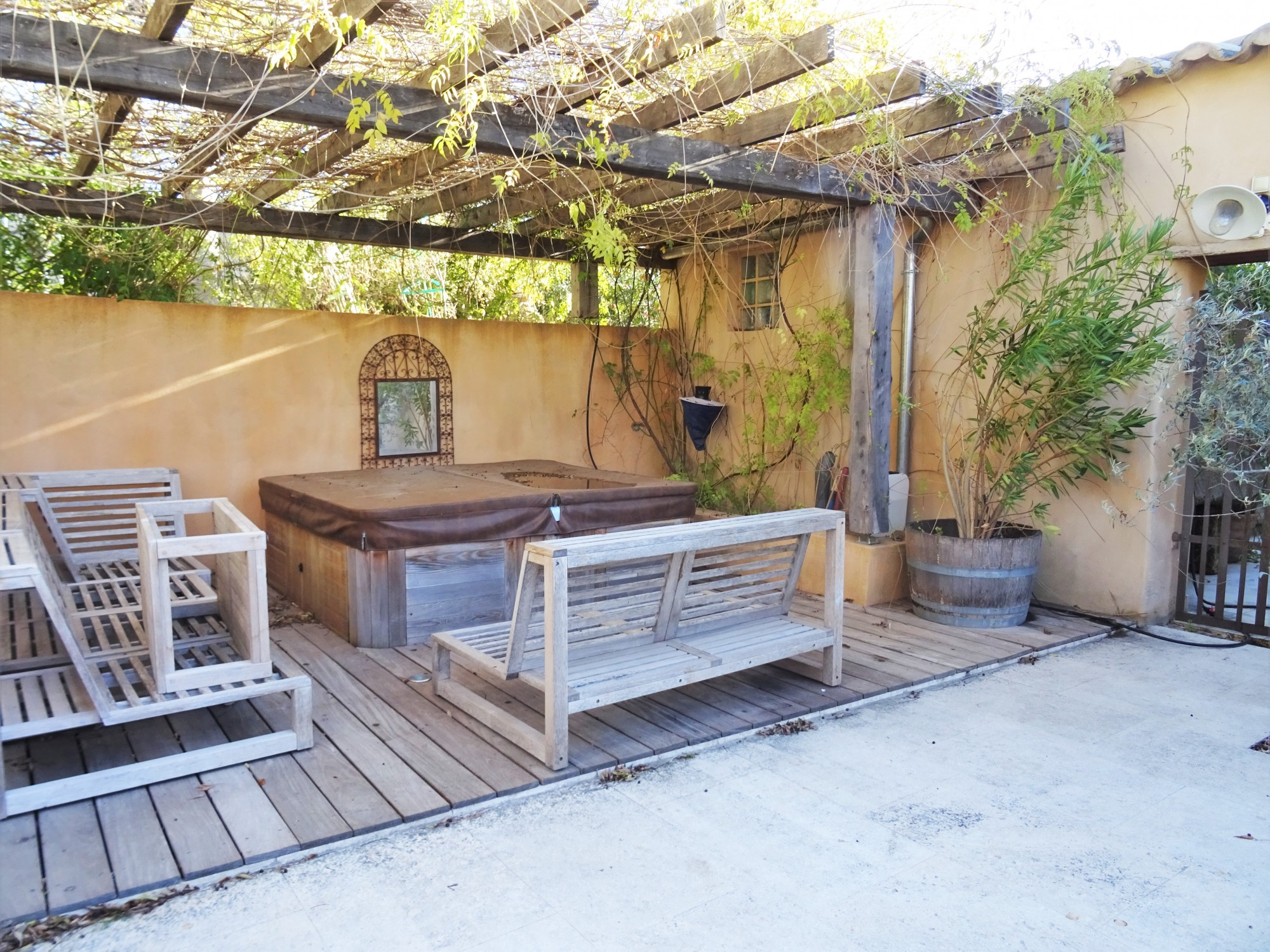 Proche CHATEAUNEUF DU PAPE, Maison de village avec piscine, terrasses et dépendance   