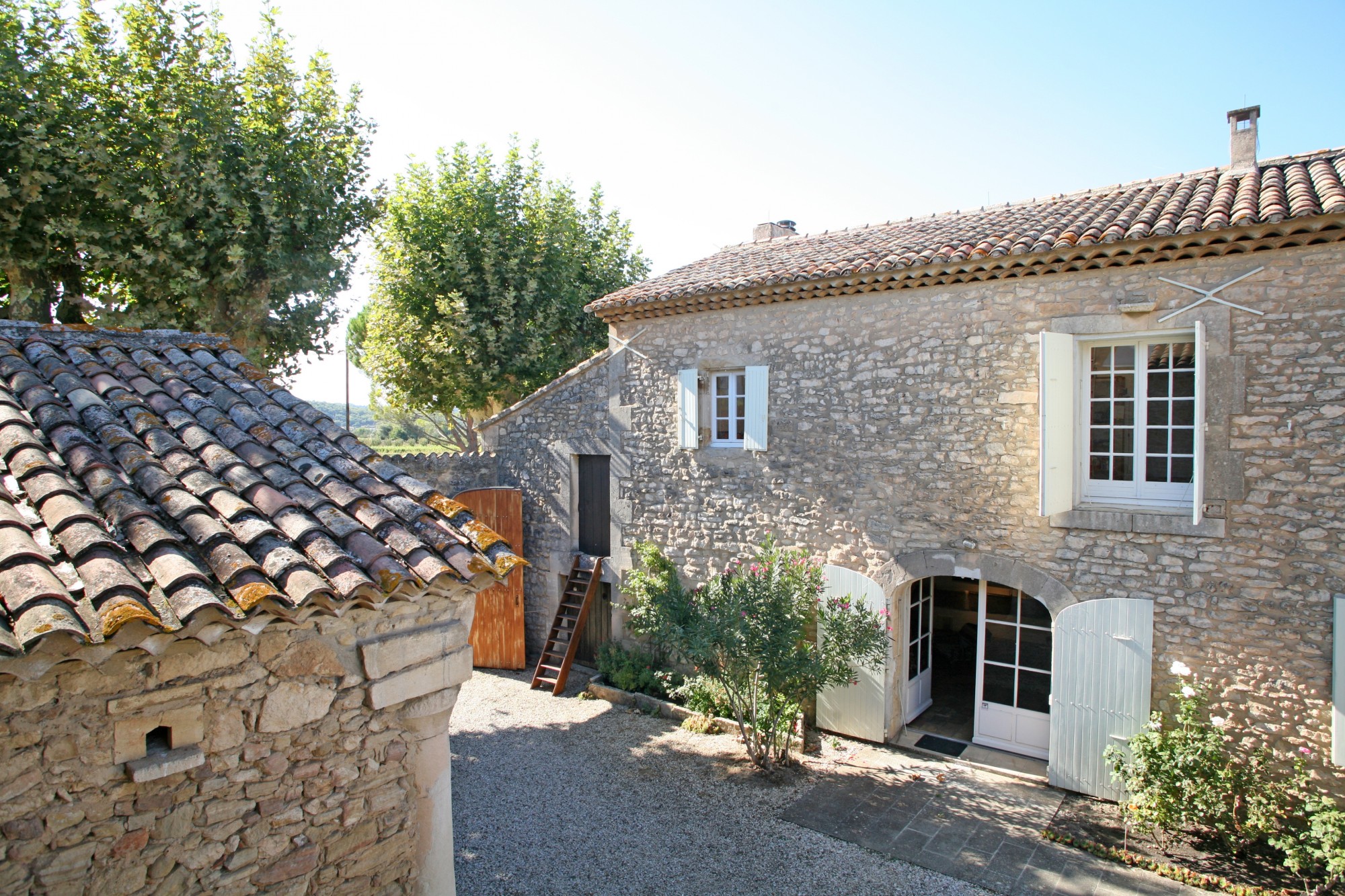 Beau mas à dynamiser au pied de Lacoste et Bonnieux   