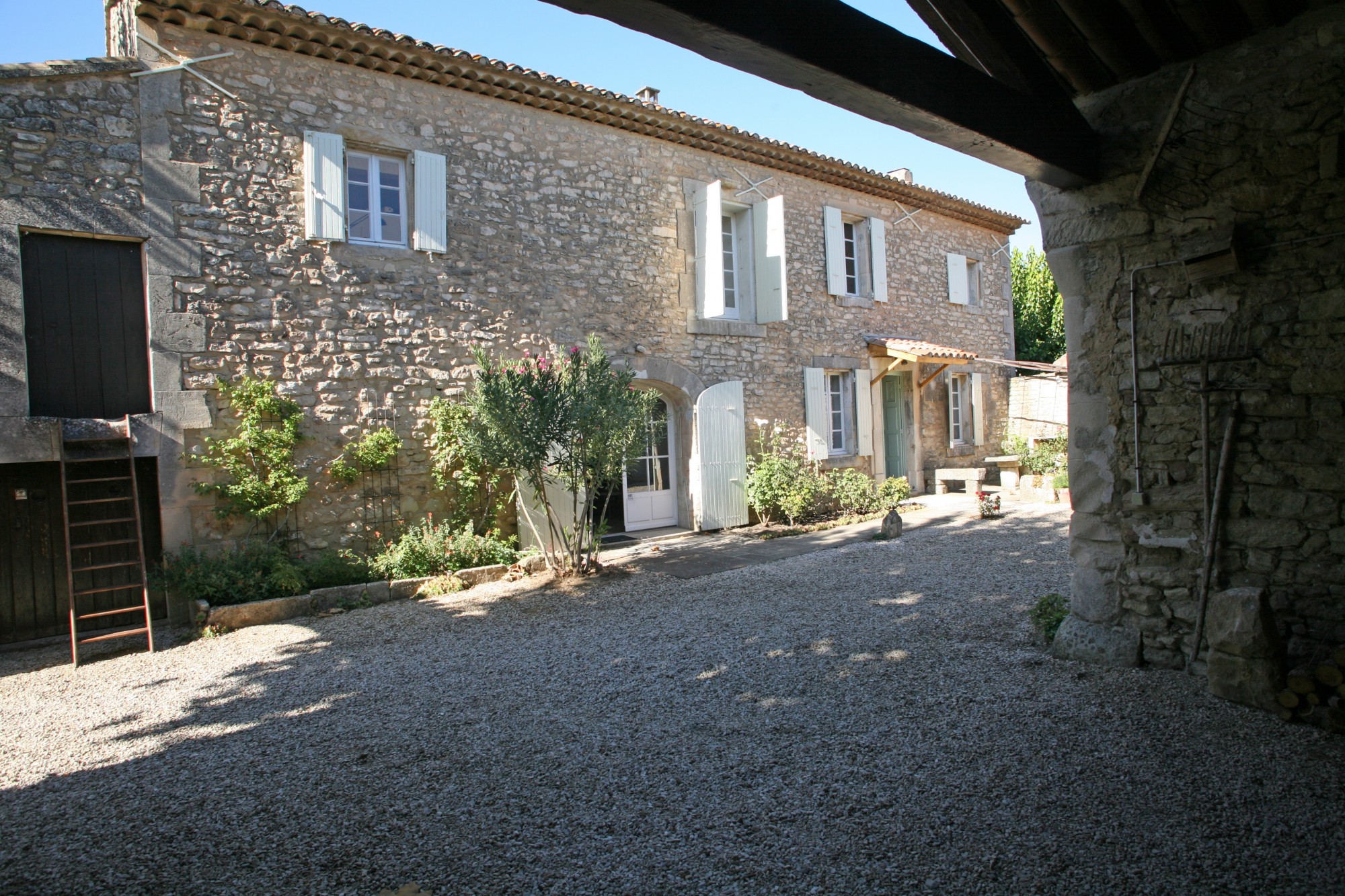 Beau mas à dynamiser au pied de Lacoste et Bonnieux   