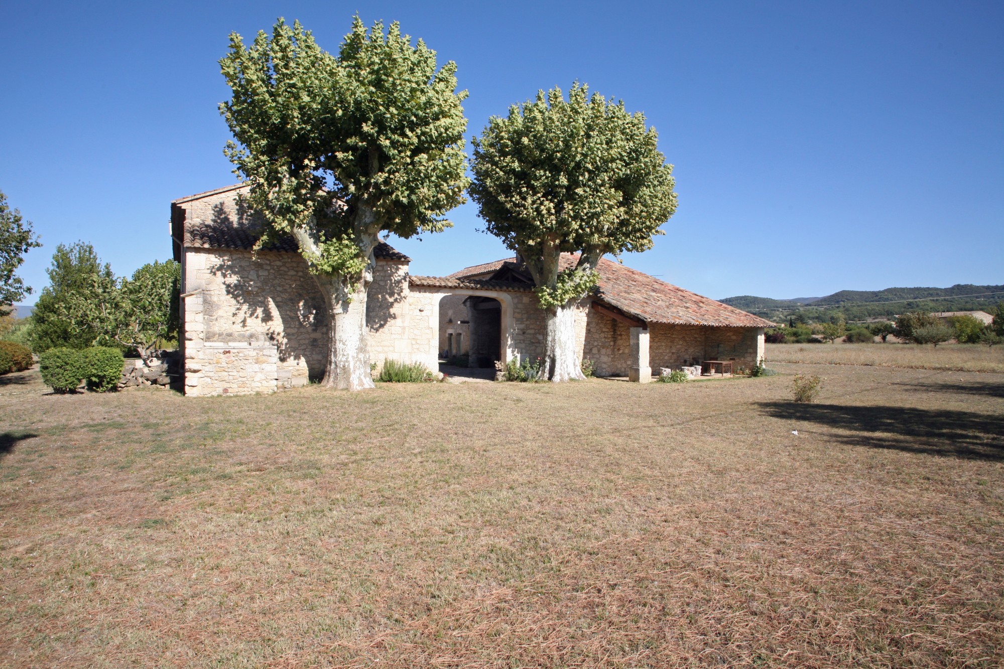Beau mas à dynamiser au pied de Lacoste et Bonnieux   