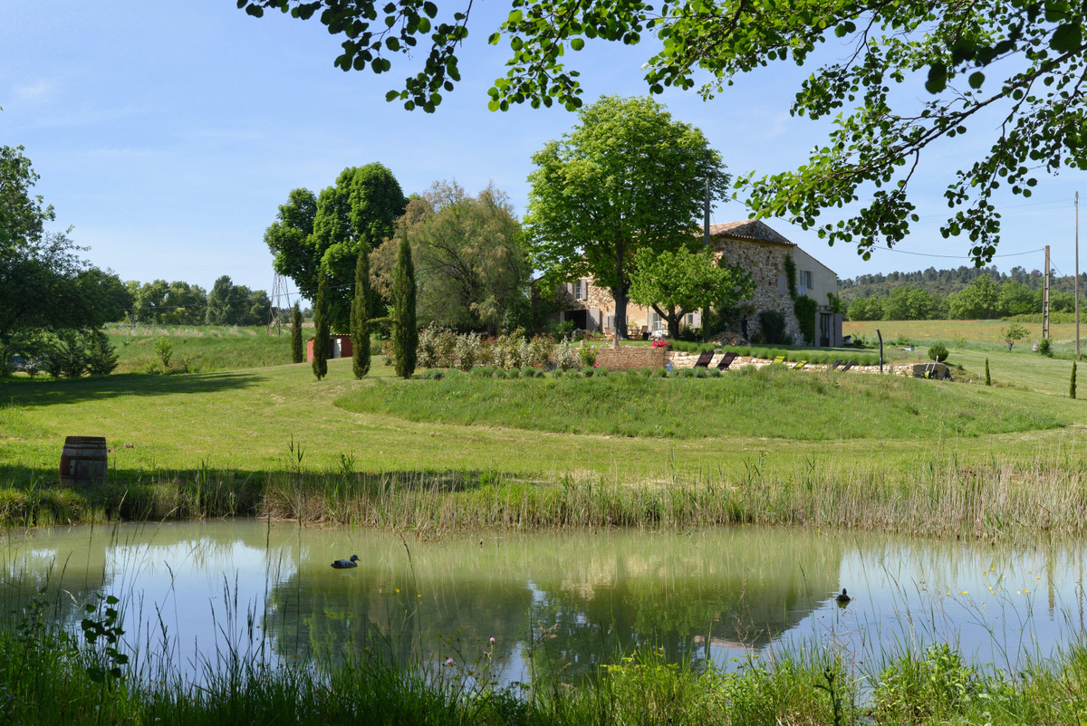 Très beau mas avec piscine sur plus de deux hectares de terrain    