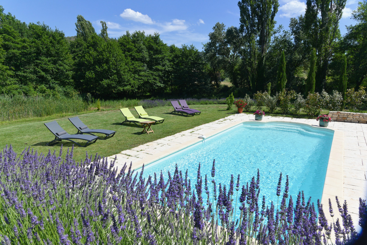 Très beau mas avec piscine sur plus de deux hectares de terrain    