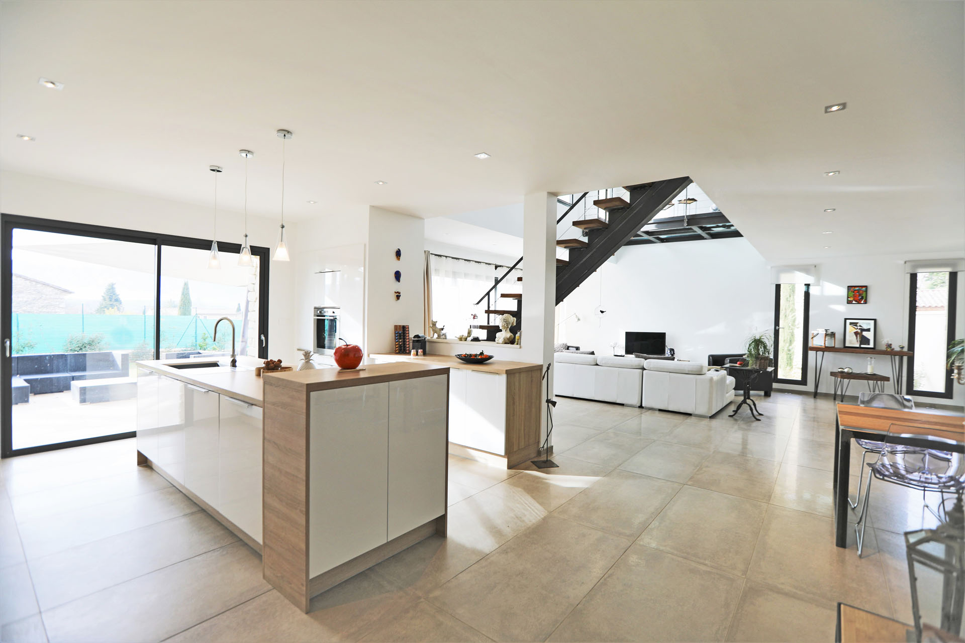 Gordes, maison moderne en pierre   