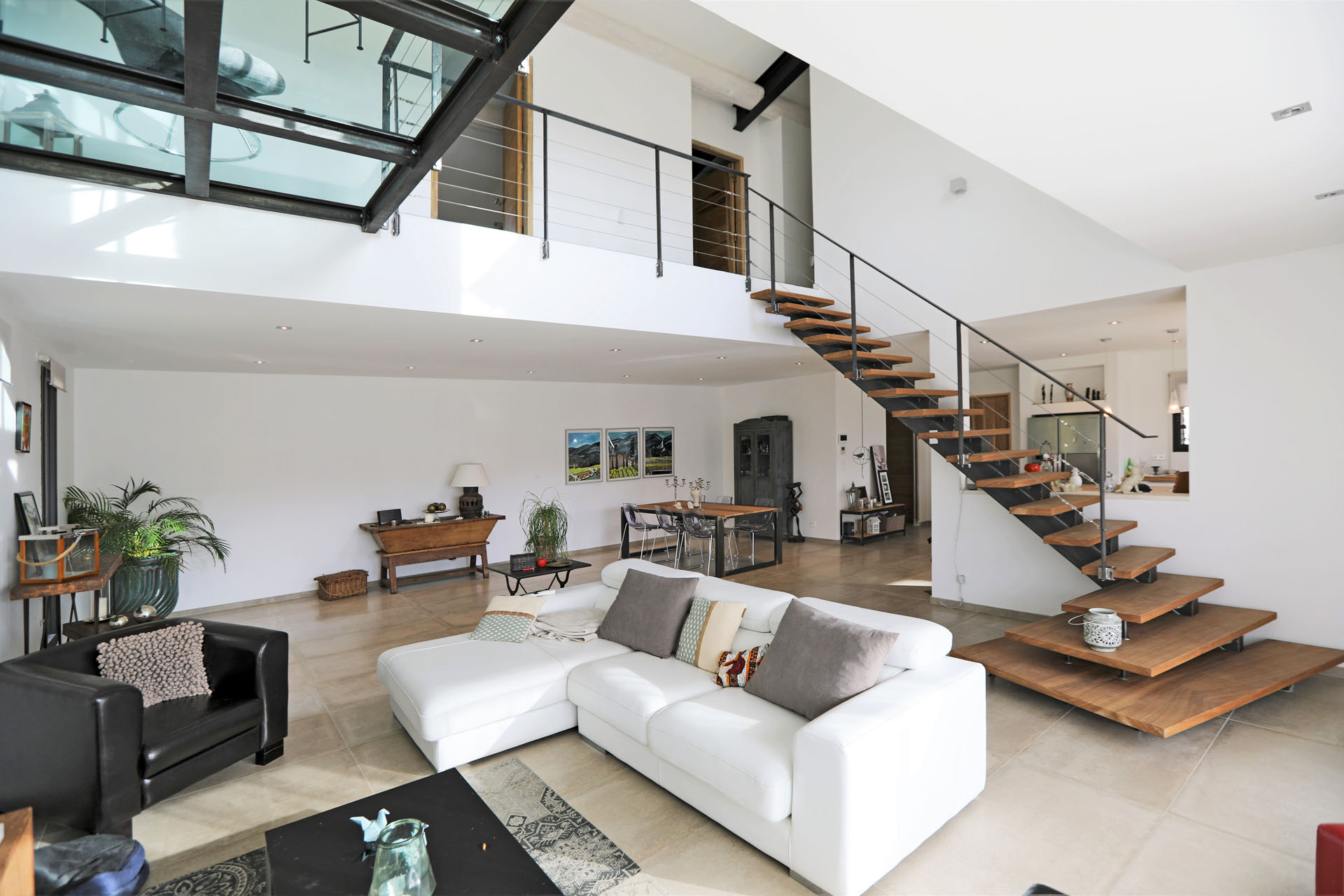 Gordes, maison moderne en pierre   