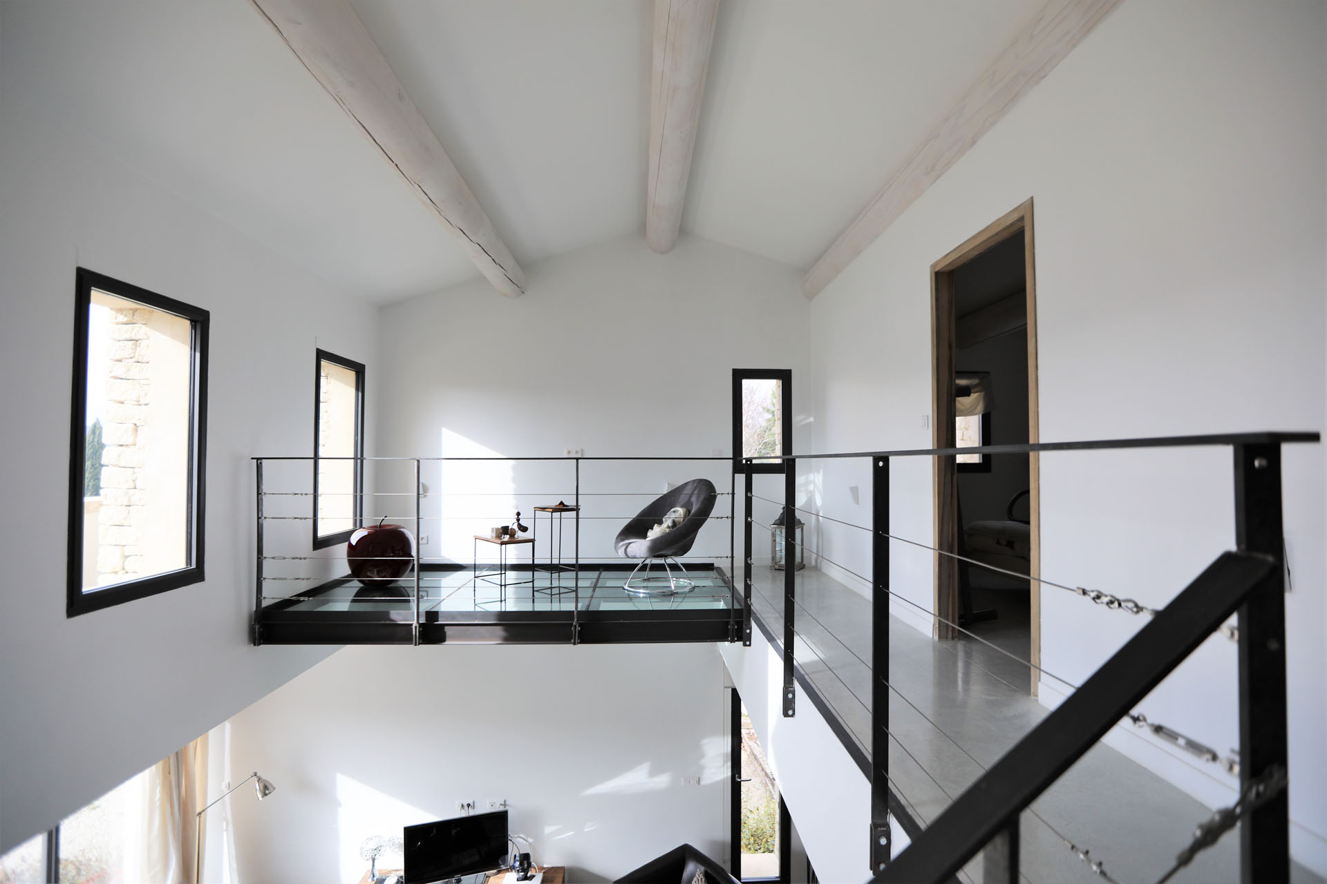 Gordes, maison moderne en pierre   