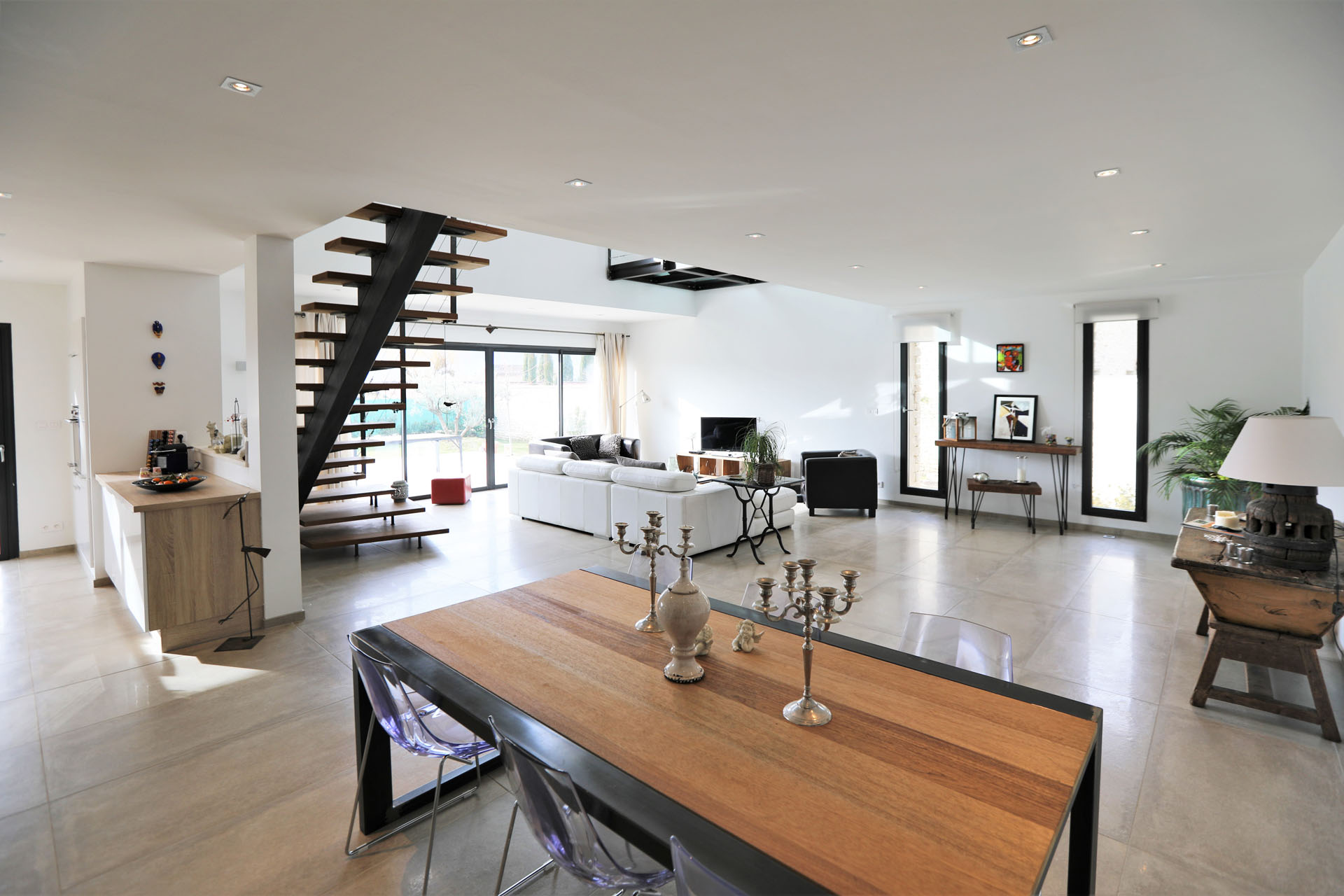 Gordes, maison moderne en pierre   