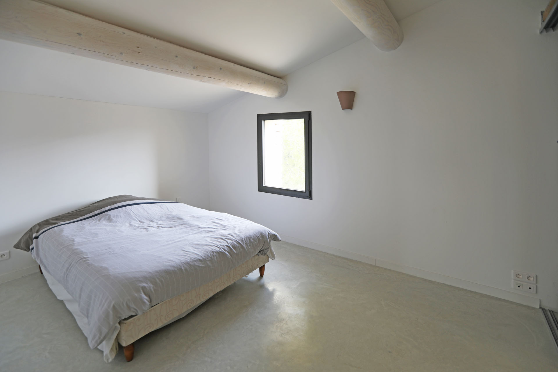 Gordes, maison moderne en pierre   