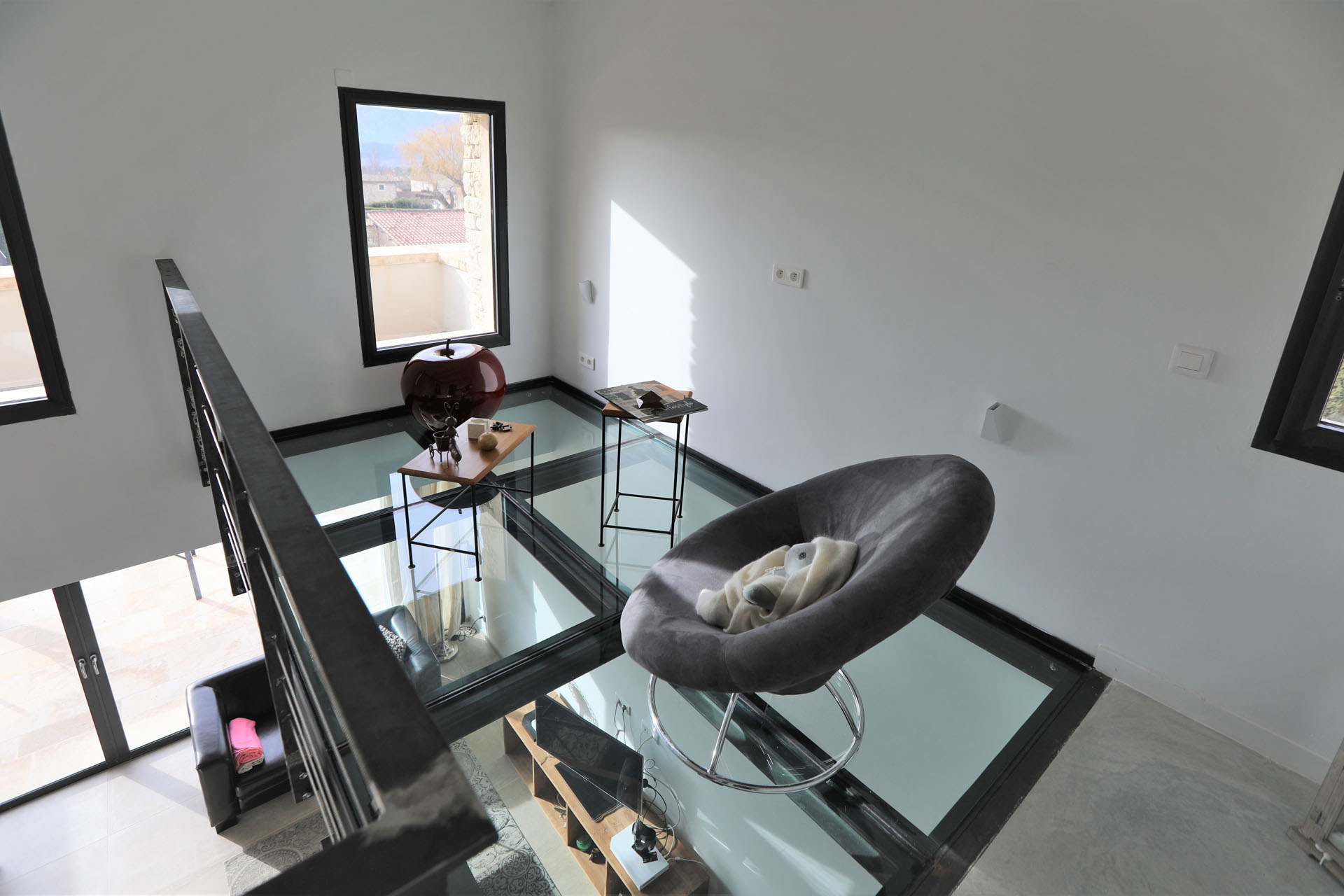 Gordes, maison moderne en pierre   