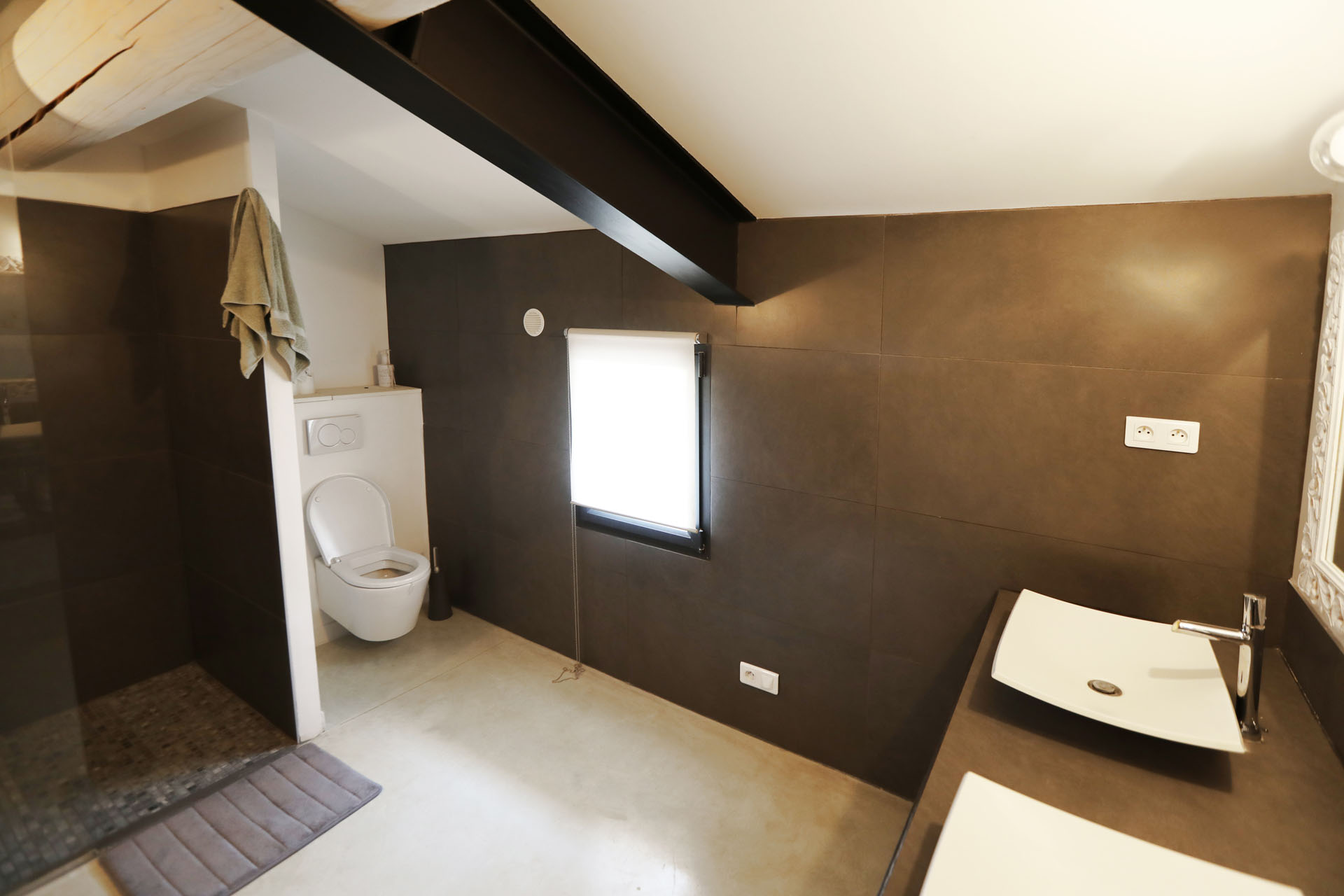 Gordes, maison moderne en pierre   