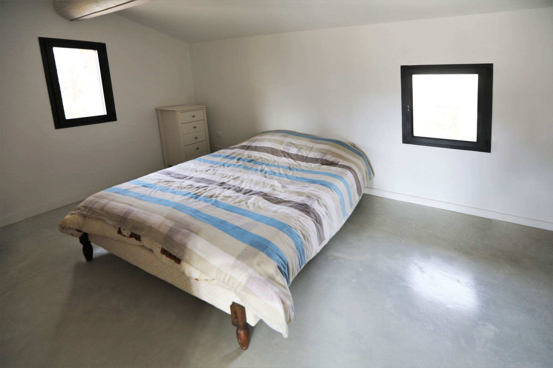 Gordes, maison moderne en pierre   