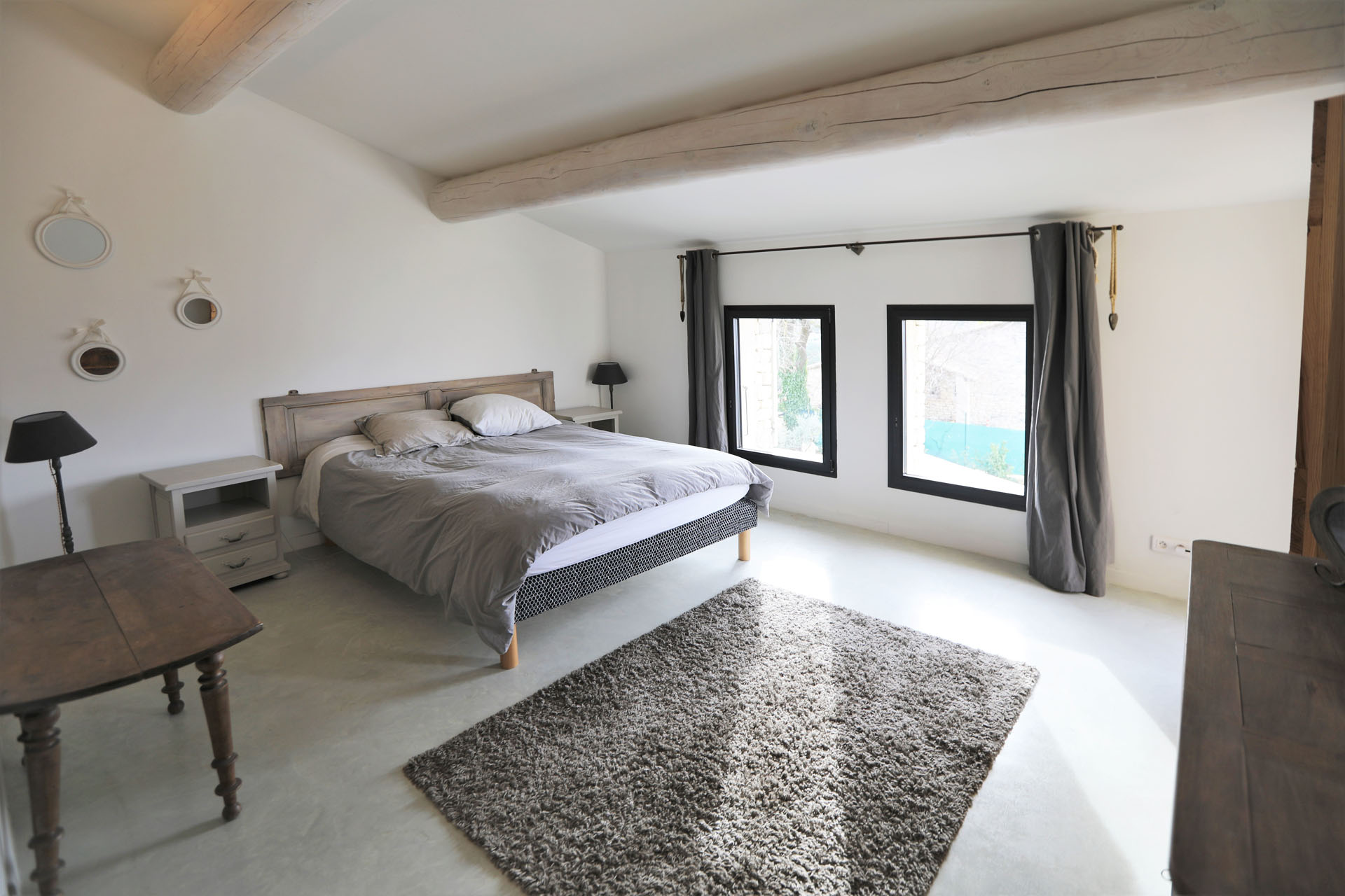 Gordes, maison moderne en pierre   