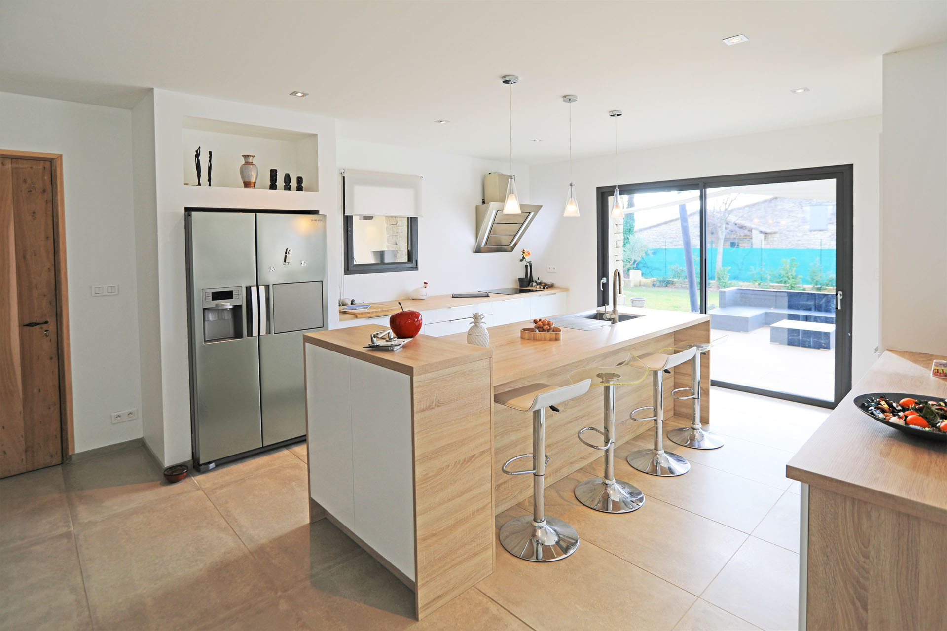 Gordes, maison moderne en pierre   