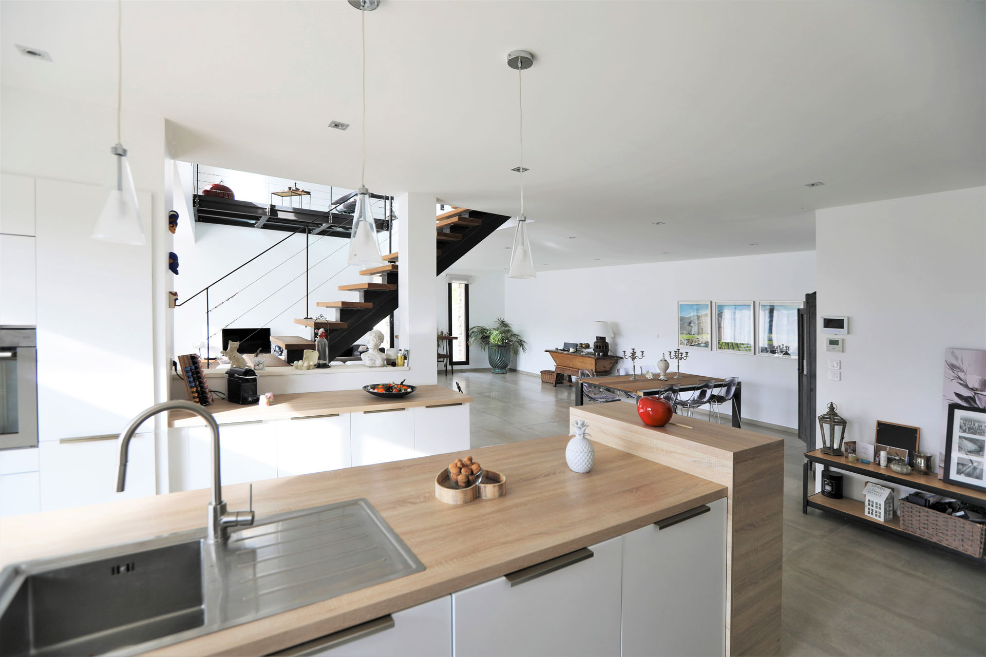 Gordes, maison moderne en pierre   