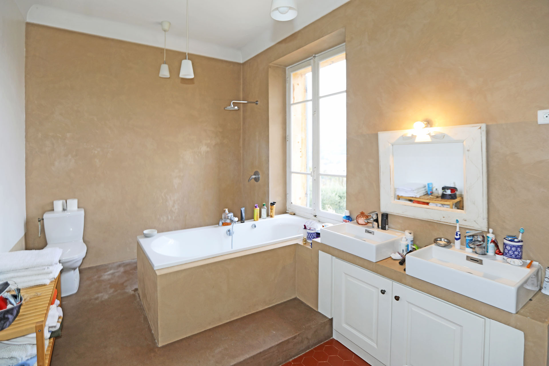 A vendre,  propriété à Apt de 3 bâtiments, 7 chambres et une piscine  