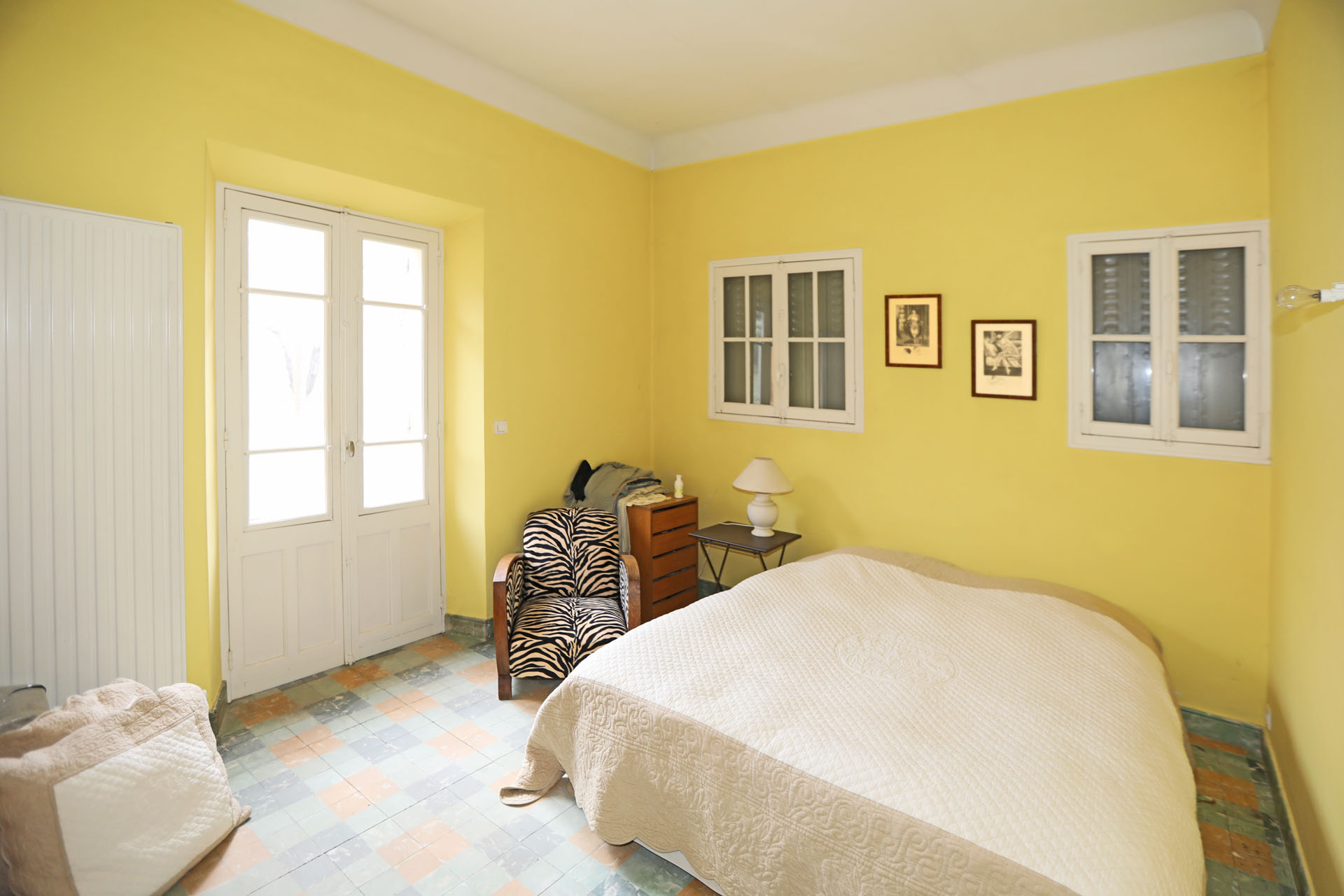 A vendre,  propriété à Apt de 3 bâtiments, 7 chambres et une piscine  