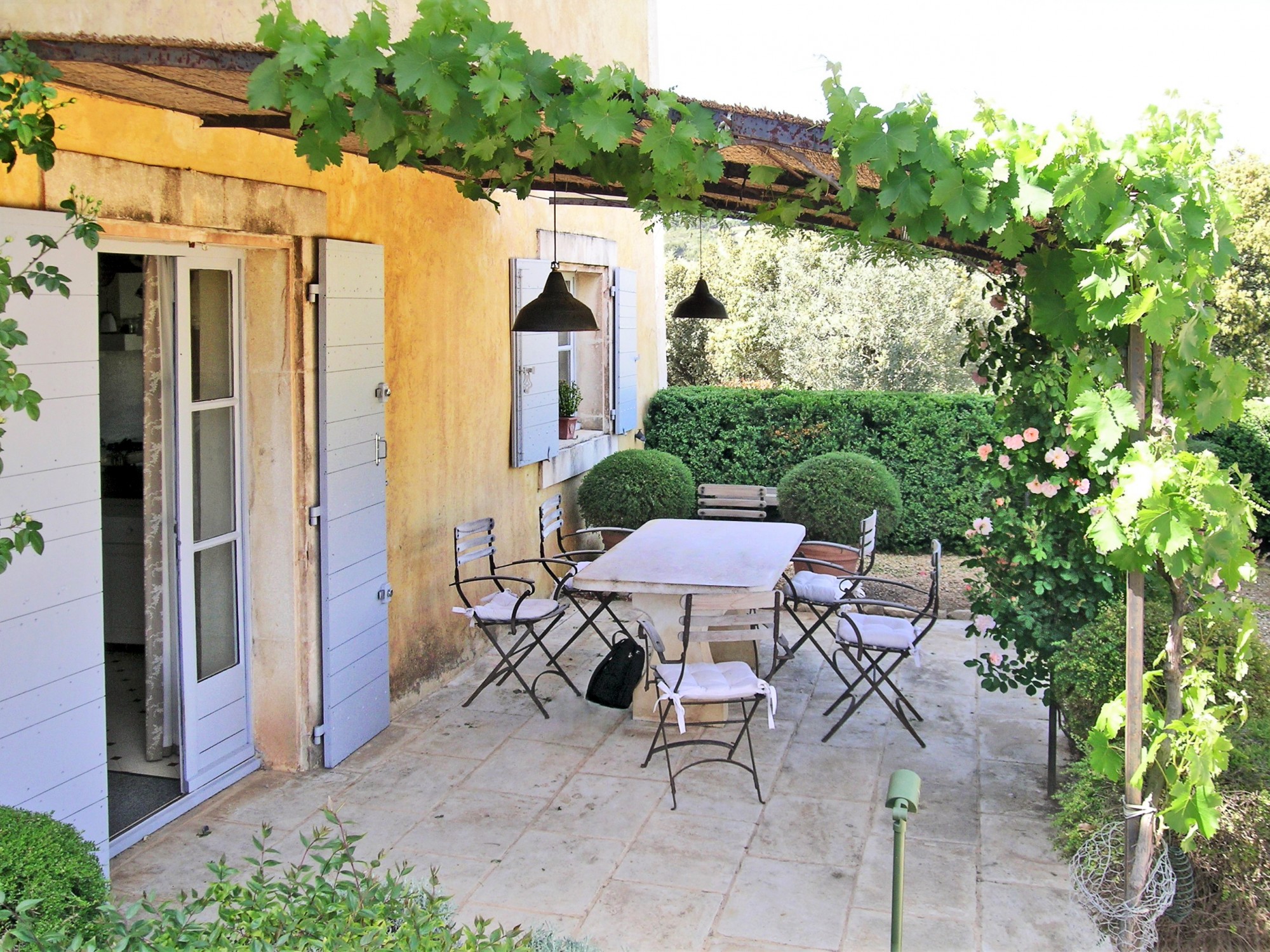 Au cœur du Luberon, Bastide avec cour fermée sur plus de 7 hectares   
