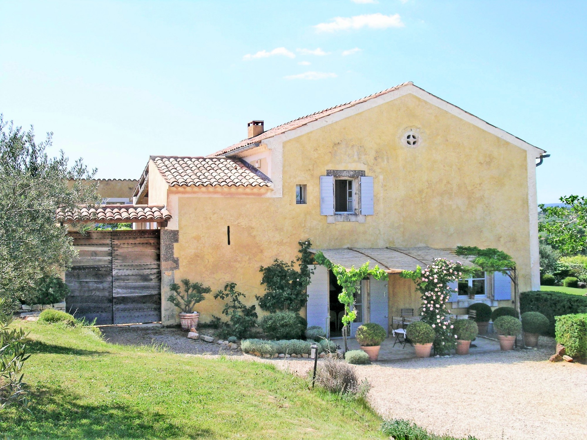 Au cœur du Luberon, Bastide avec cour fermée sur plus de 7 hectares   