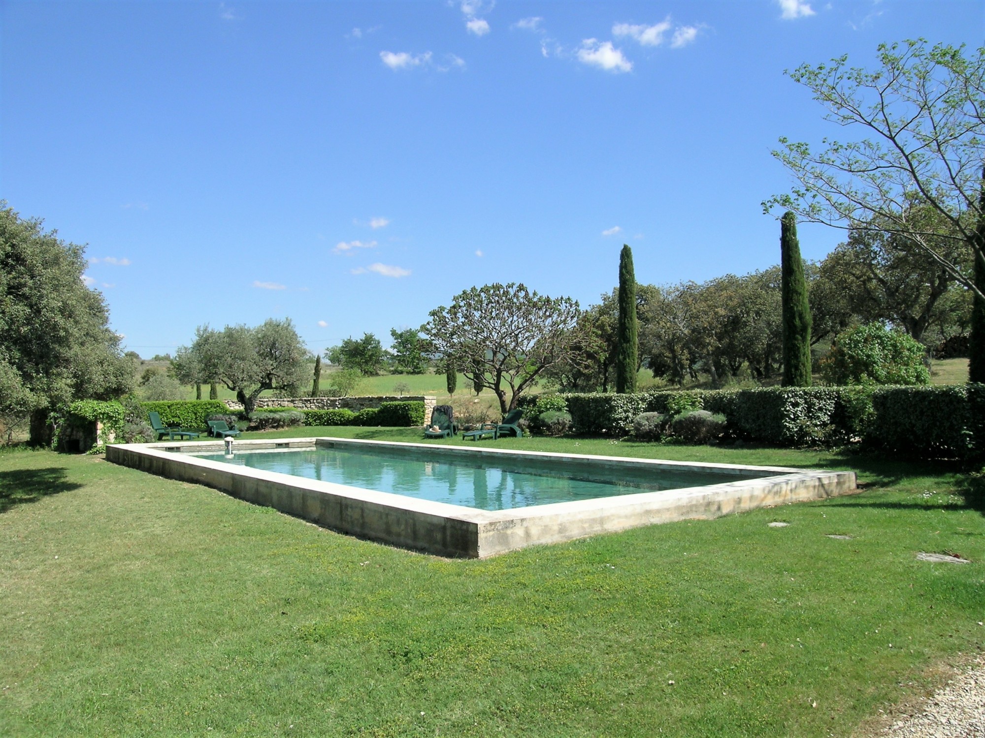 Au cœur du Luberon, Bastide avec cour fermée sur plus de 7 hectares   