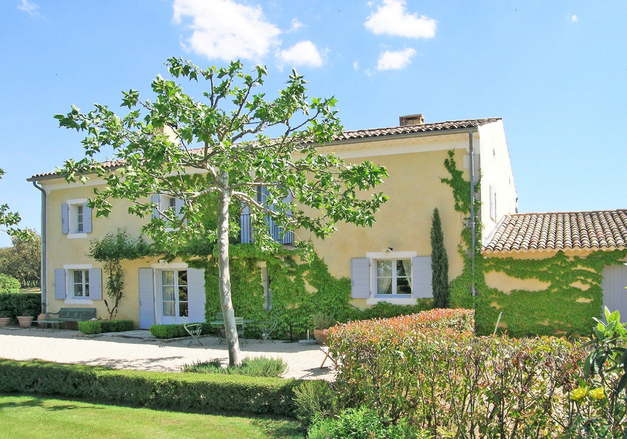 Au cœur du Luberon, Bastide avec cour fermée sur plus de 7 hectares   
