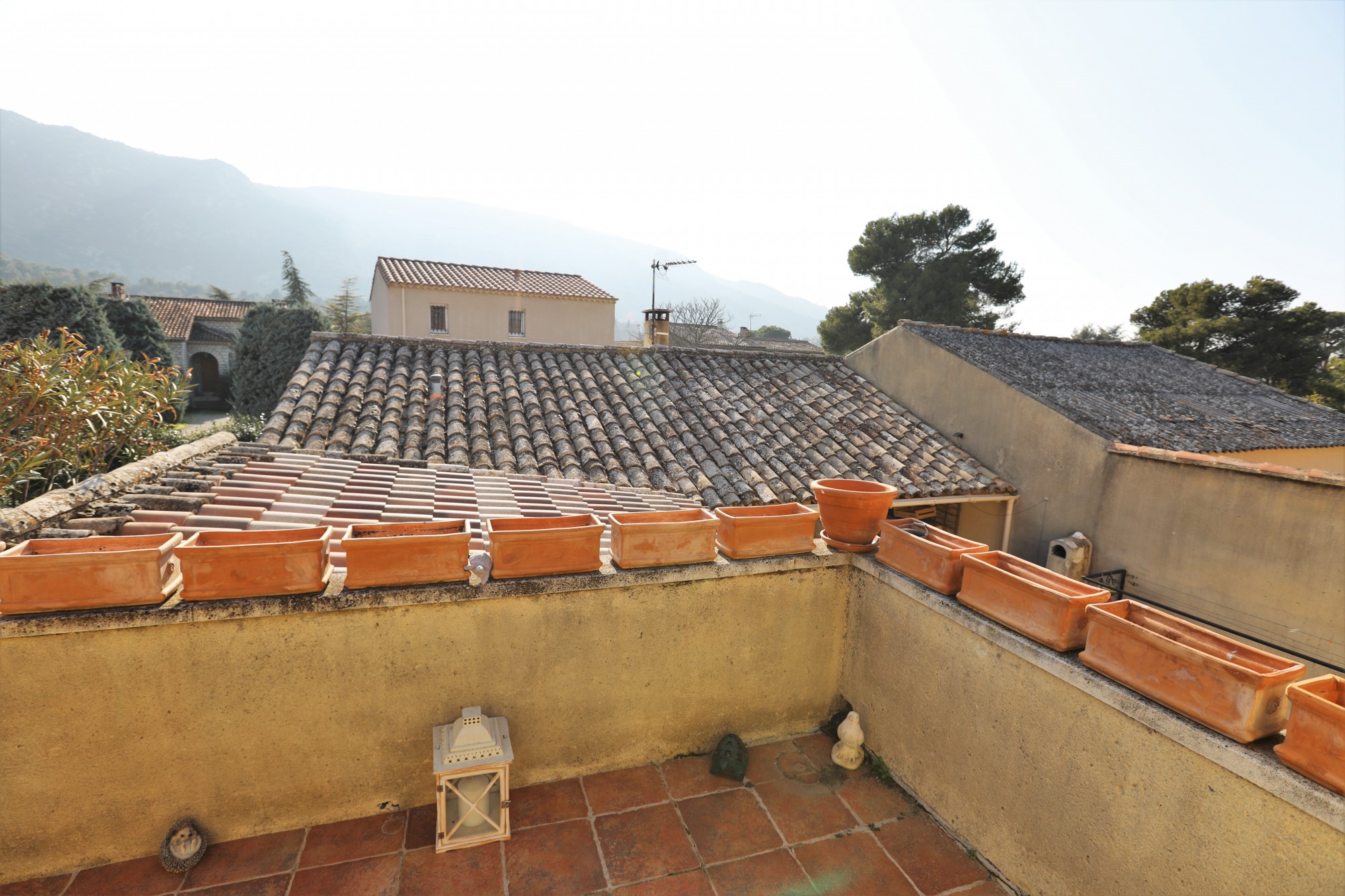 Face au Luberon, maison de village avec appartement indépendant, cour intérieure et terrasse.   