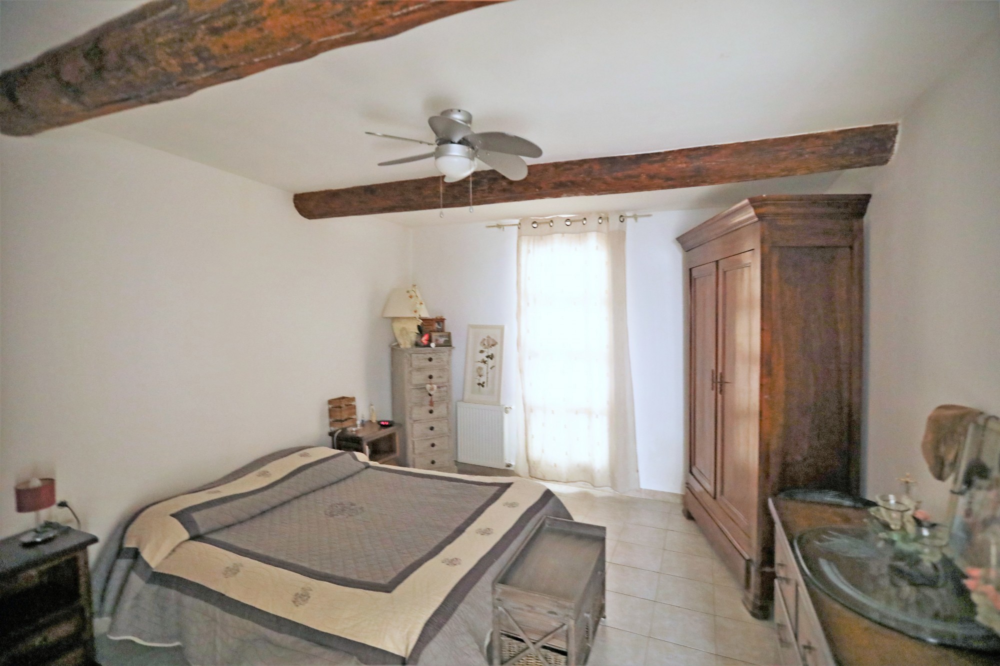 Face au Luberon, maison de village avec appartement indépendant, cour intérieure et terrasse.   