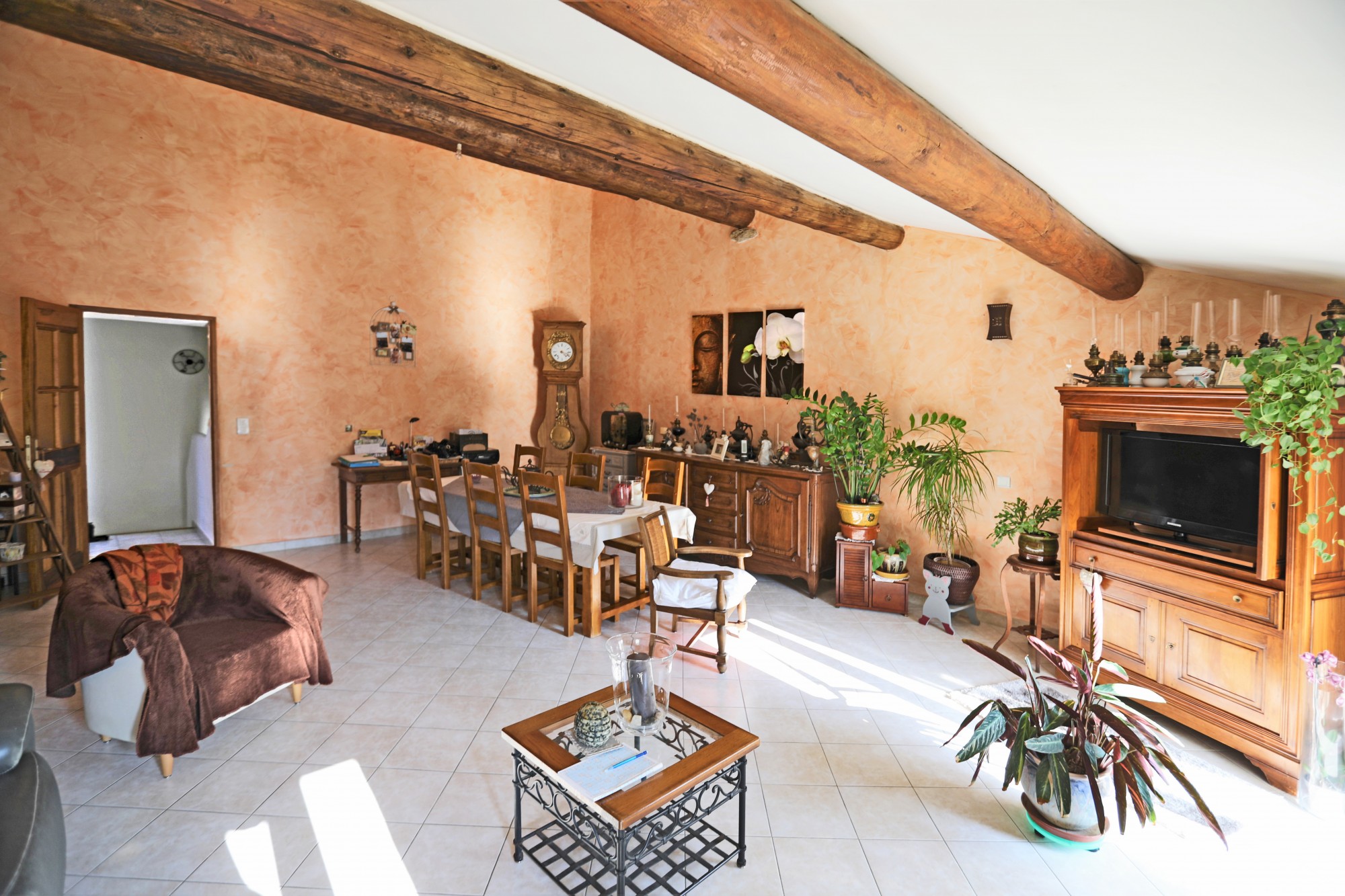 Face au Luberon, maison de village avec appartement indépendant, cour intérieure et terrasse.   