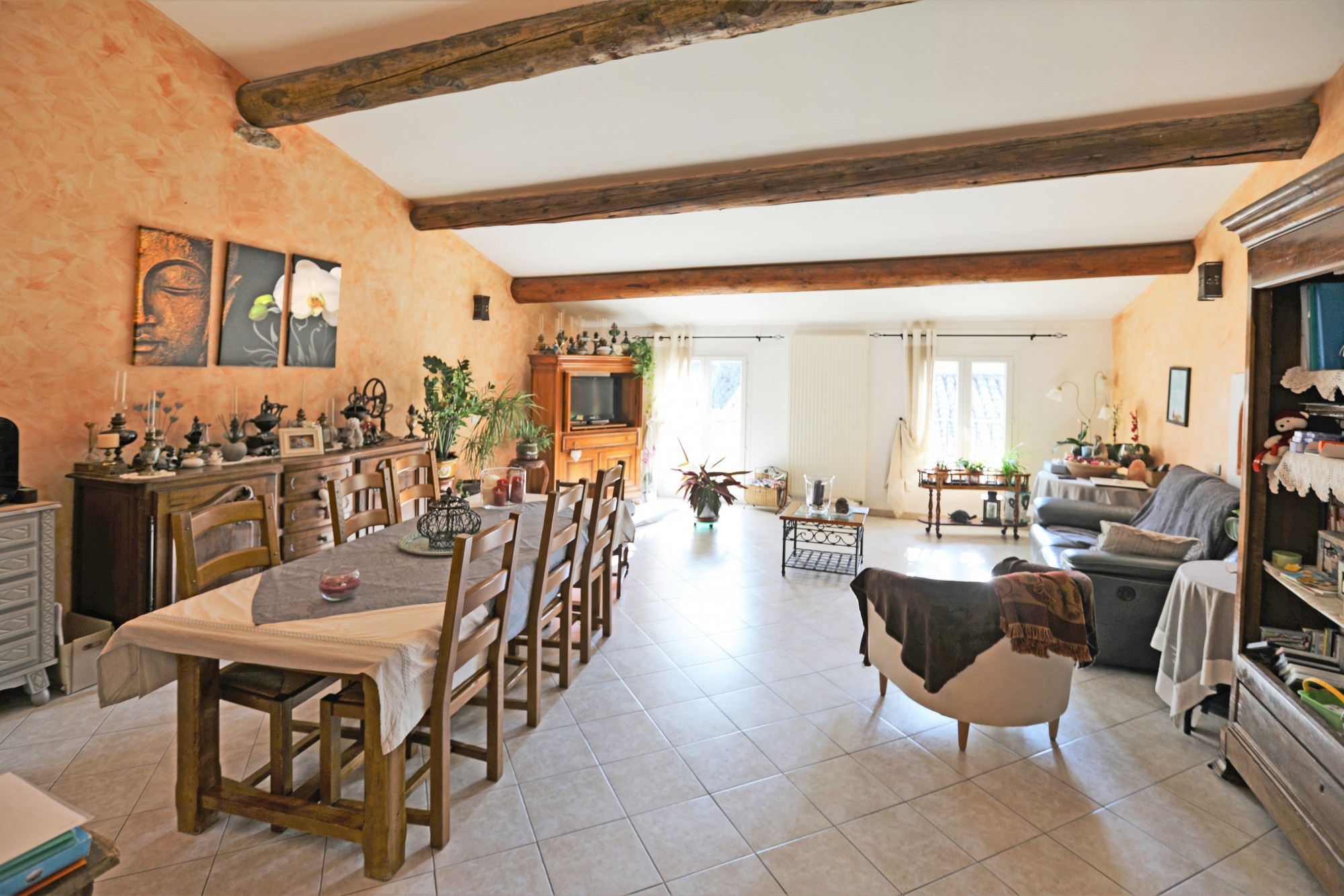 Face au Luberon, maison de village avec appartement indépendant, cour intérieure et terrasse.   