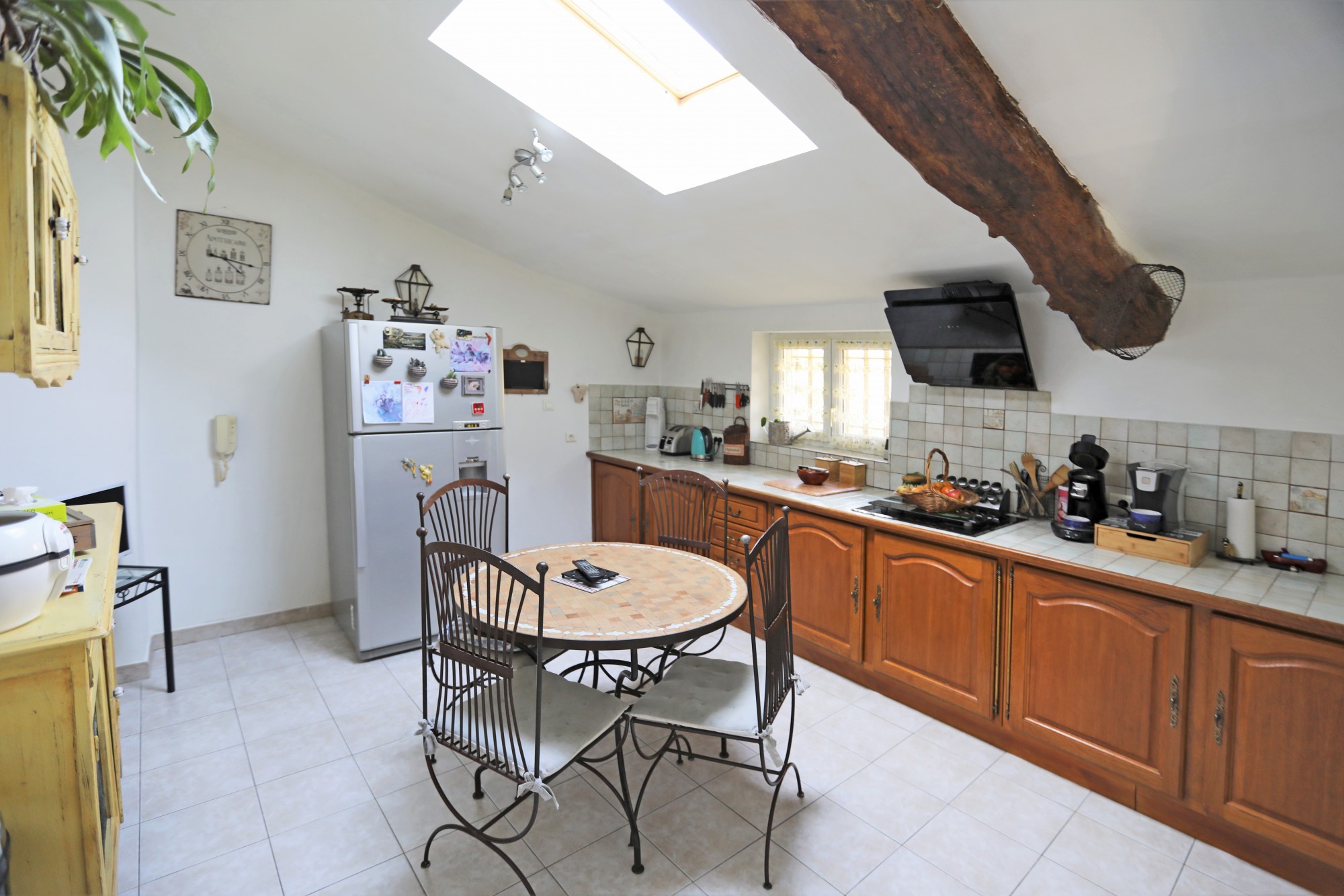 Face au Luberon, maison de village avec appartement indépendant, cour intérieure et terrasse.   
