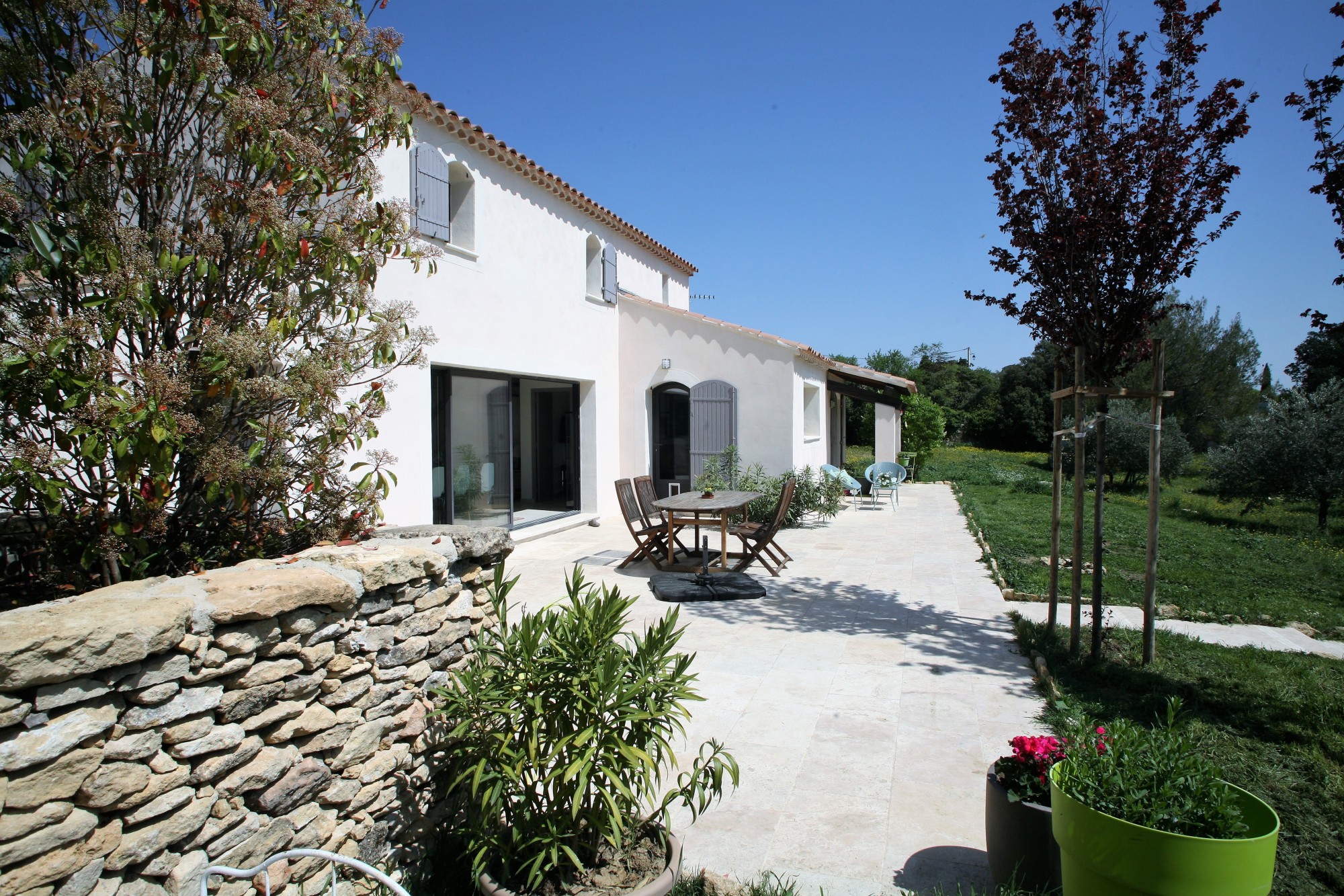 Maison traditionnelle avec piscine et annexes parfaitement restaurée et dynamisée   