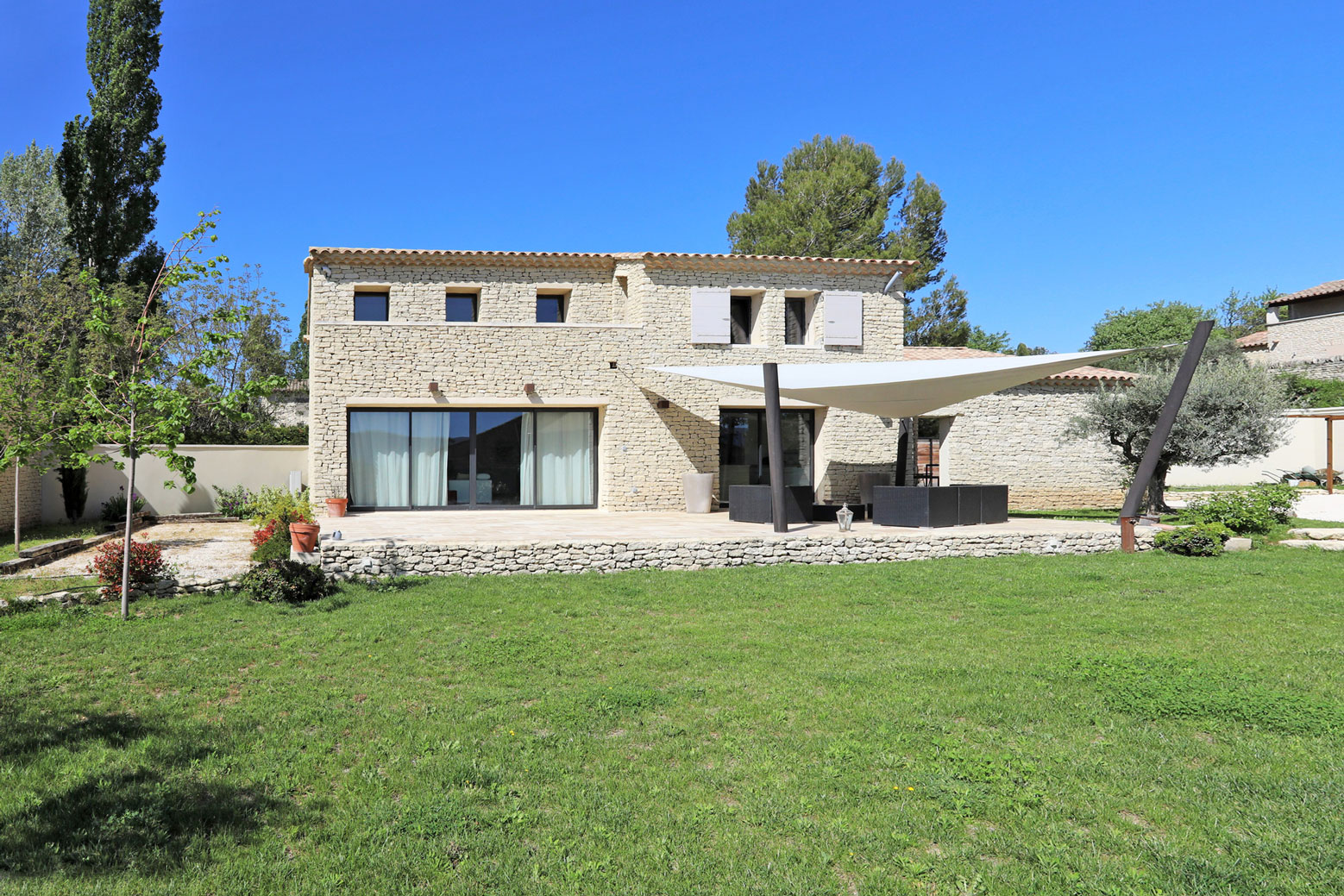Gordes, maison moderne en pierre   