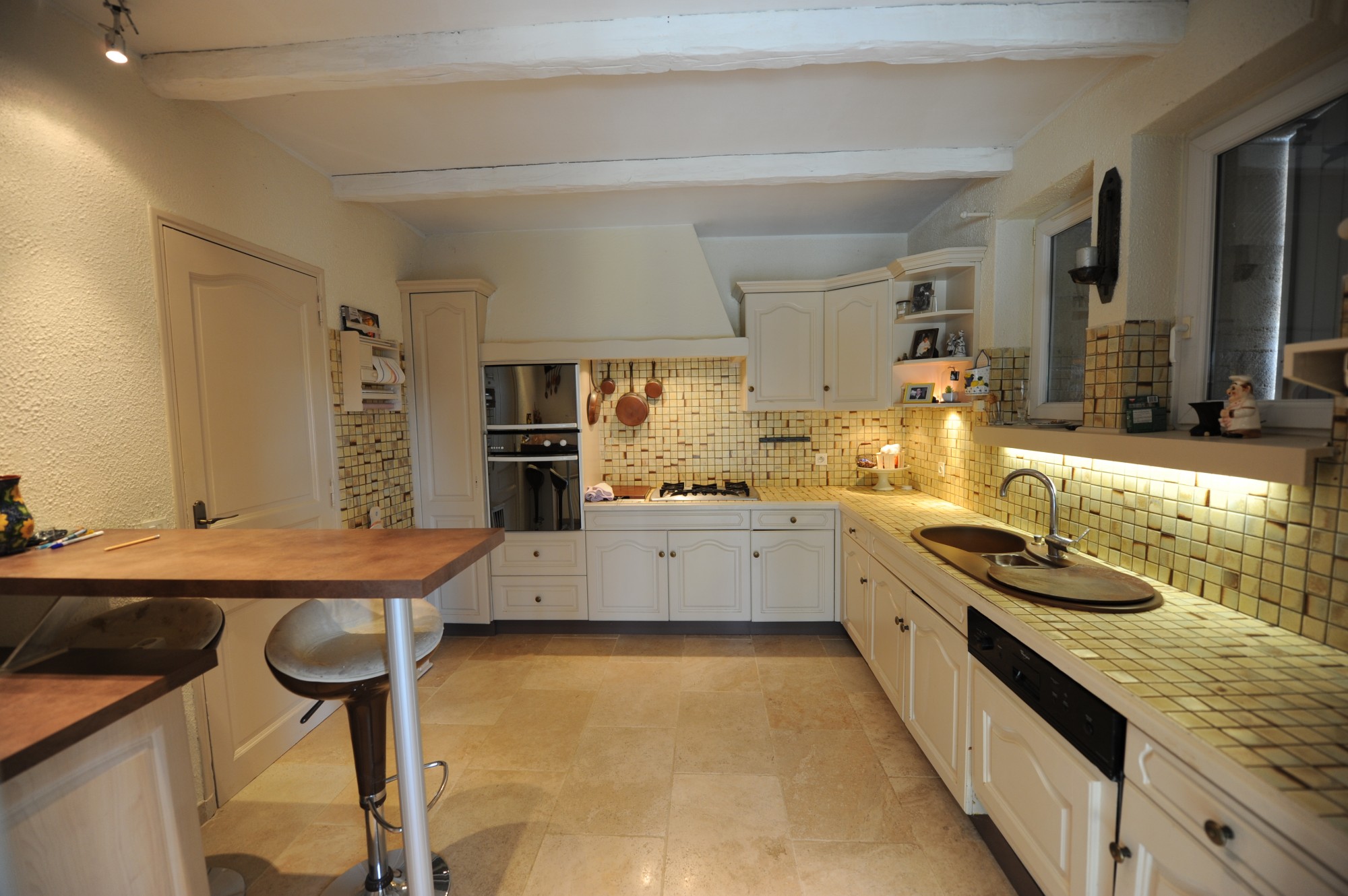 Belle maison en pierre en position dominante sur 1,3 hectare   