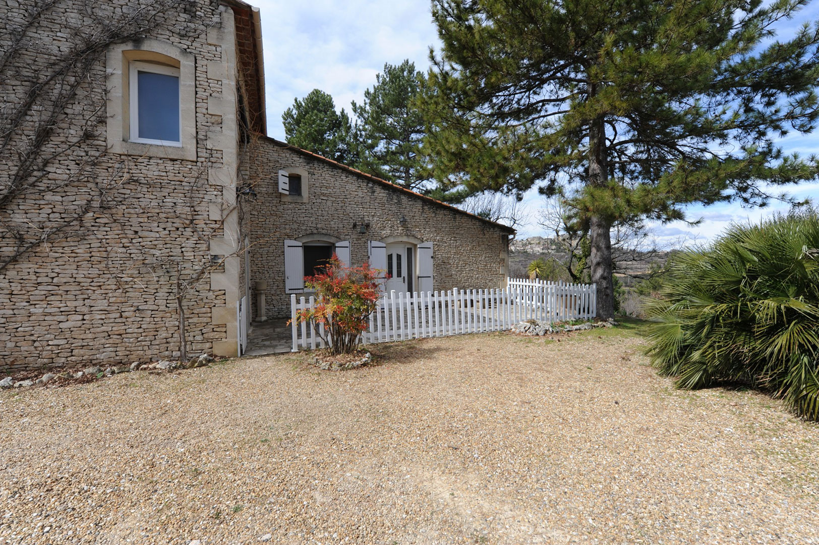 Belle maison en pierre en position dominante sur 1,3 hectare   