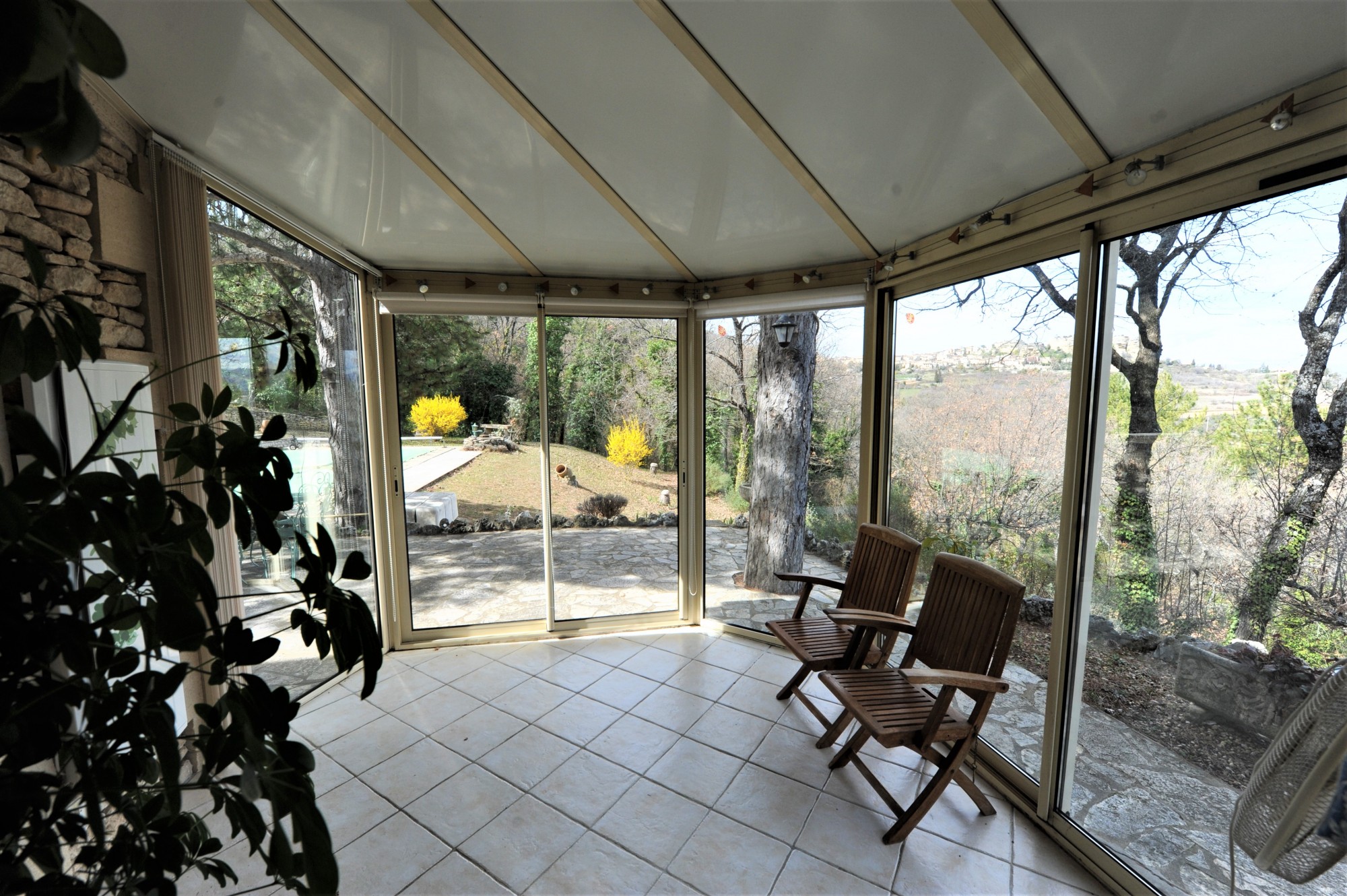 Belle maison en pierre en position dominante sur 1,3 hectare   