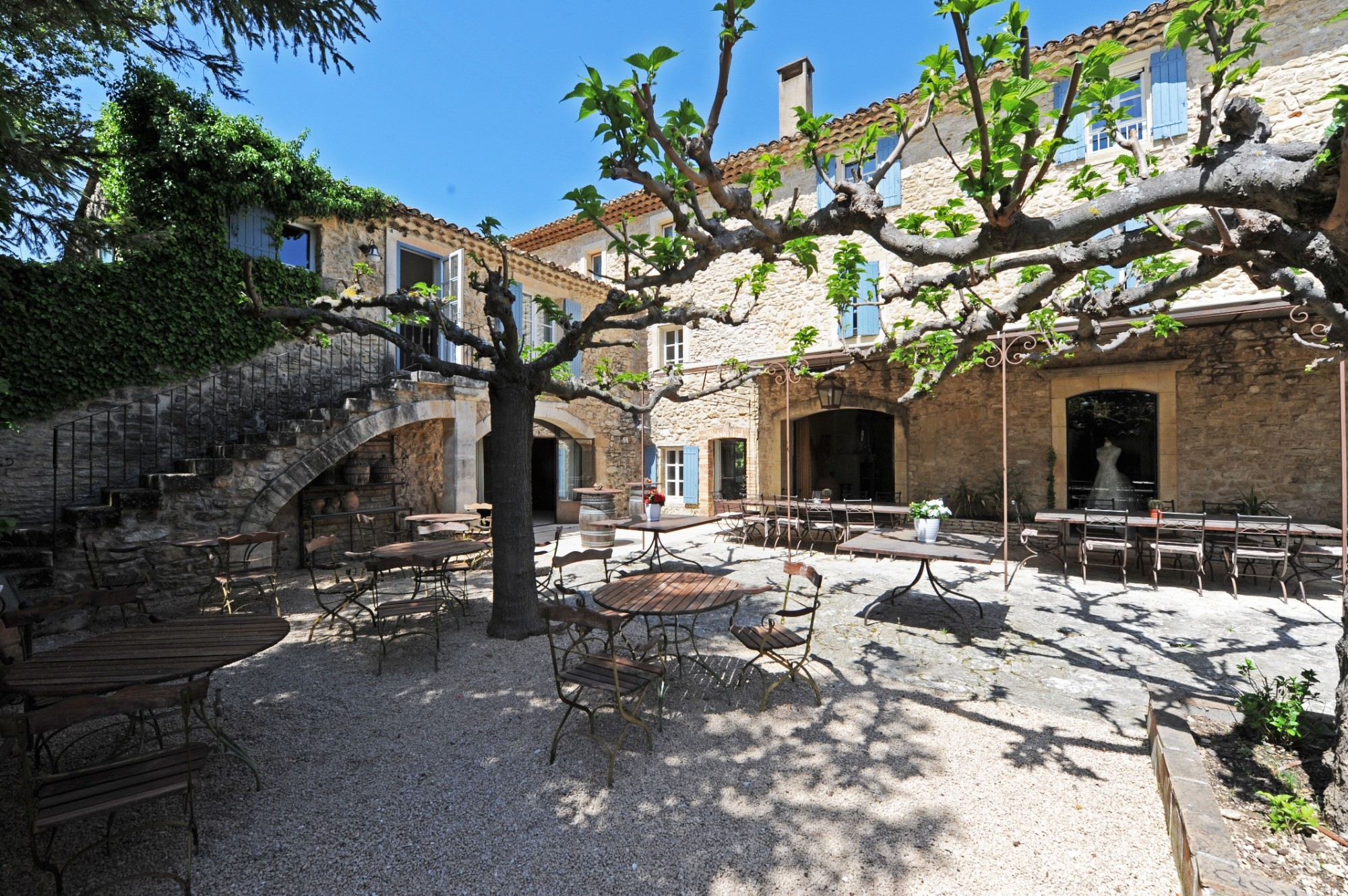 grand mas rénové avec 2 piscines face au Luberon    