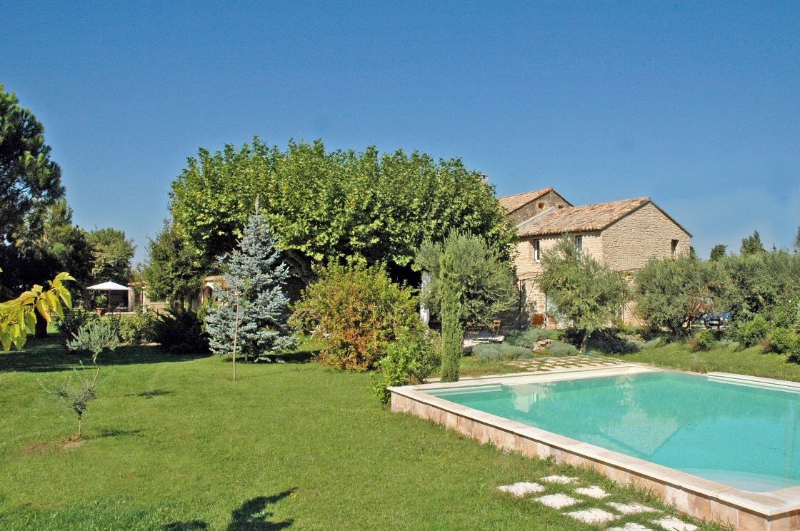 grand mas rénové avec 2 piscines face au Luberon    