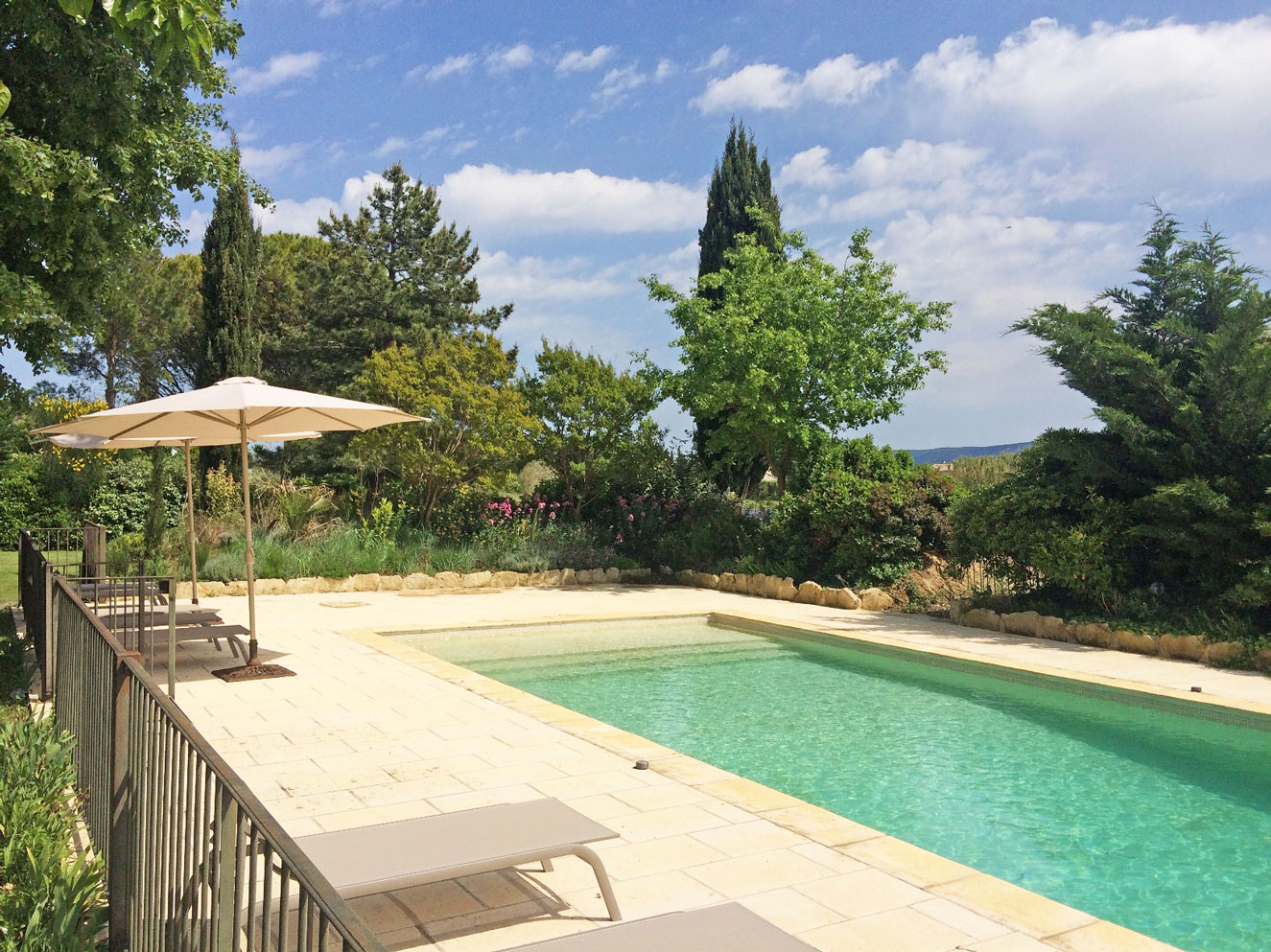 grand mas rénové avec 2 piscines face au Luberon    