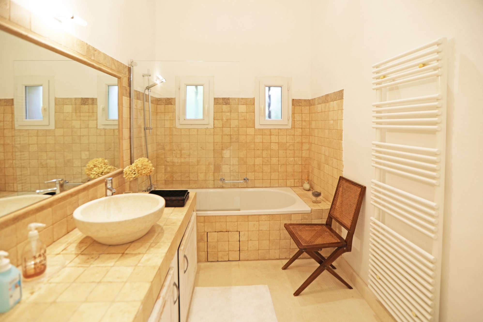 villa avec piscine et dépendances proche authentique village du Luberon   